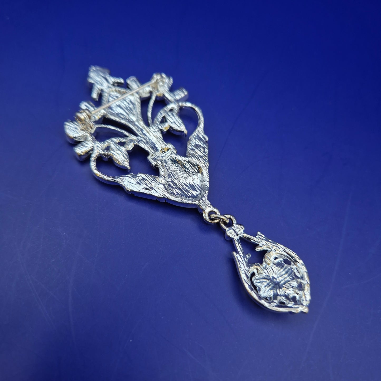 Elegante Barock Stil Brosche mit roten Steinen – Vintage Design