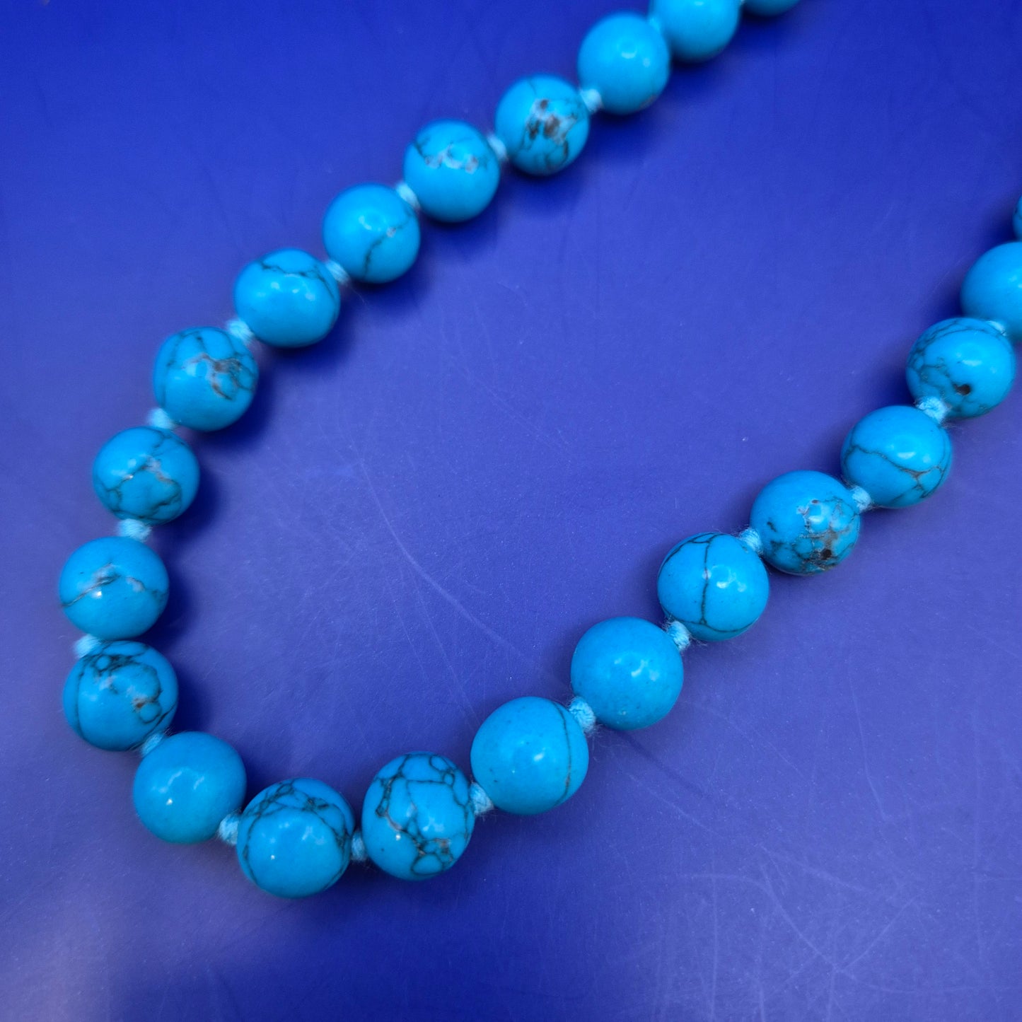 Stilvolle Türkis Stein Kette – Kräftiges Blau mit Natürlicher Maserung