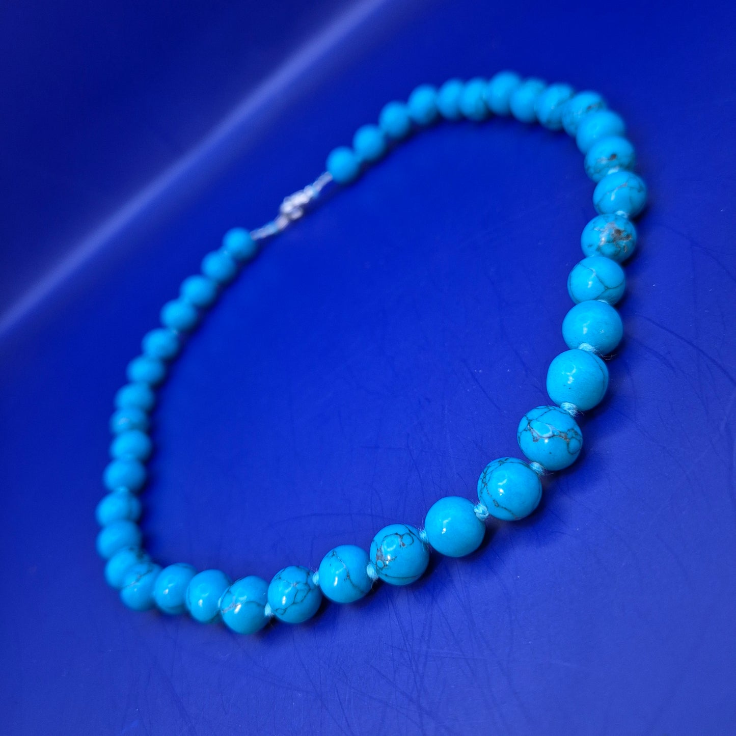 Stilvolle Türkis Stein Kette – Kräftiges Blau mit Natürlicher Maserung