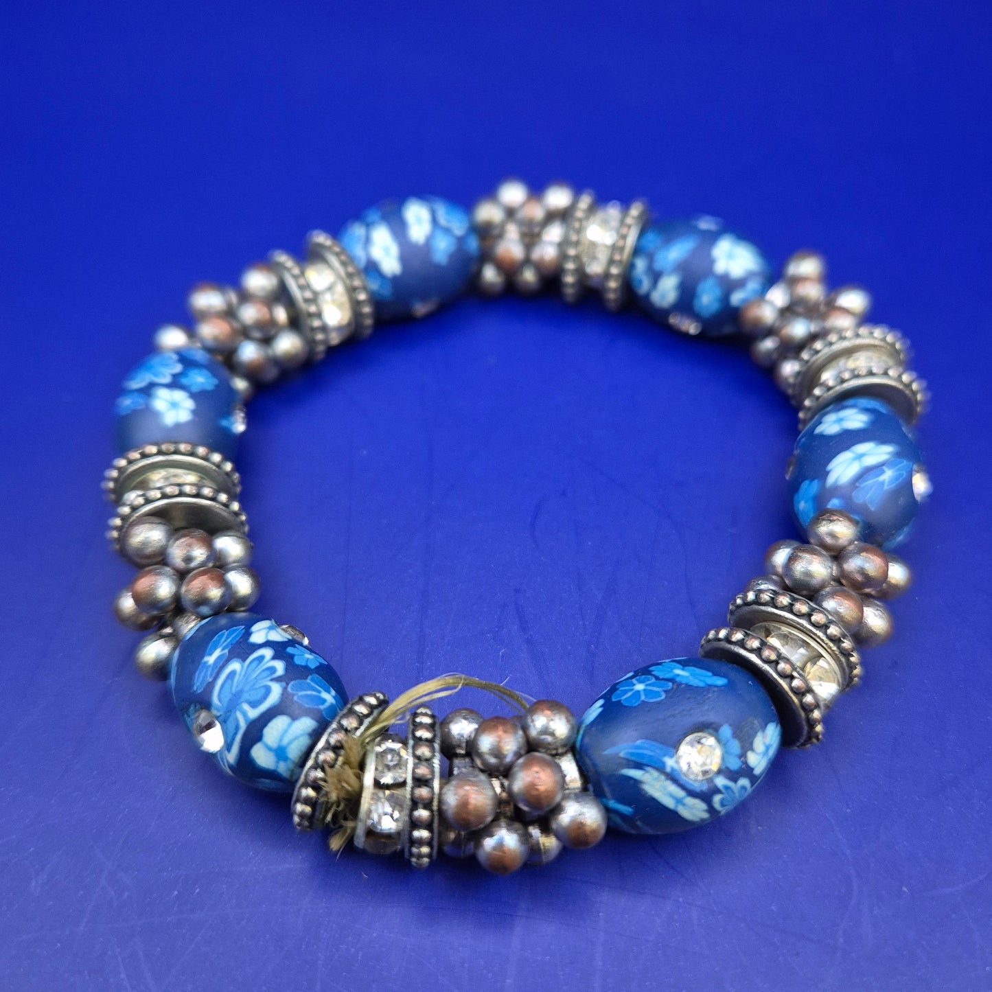 Blaues Polymer Clay Blumen Armband – Modischer Arm Schmuck