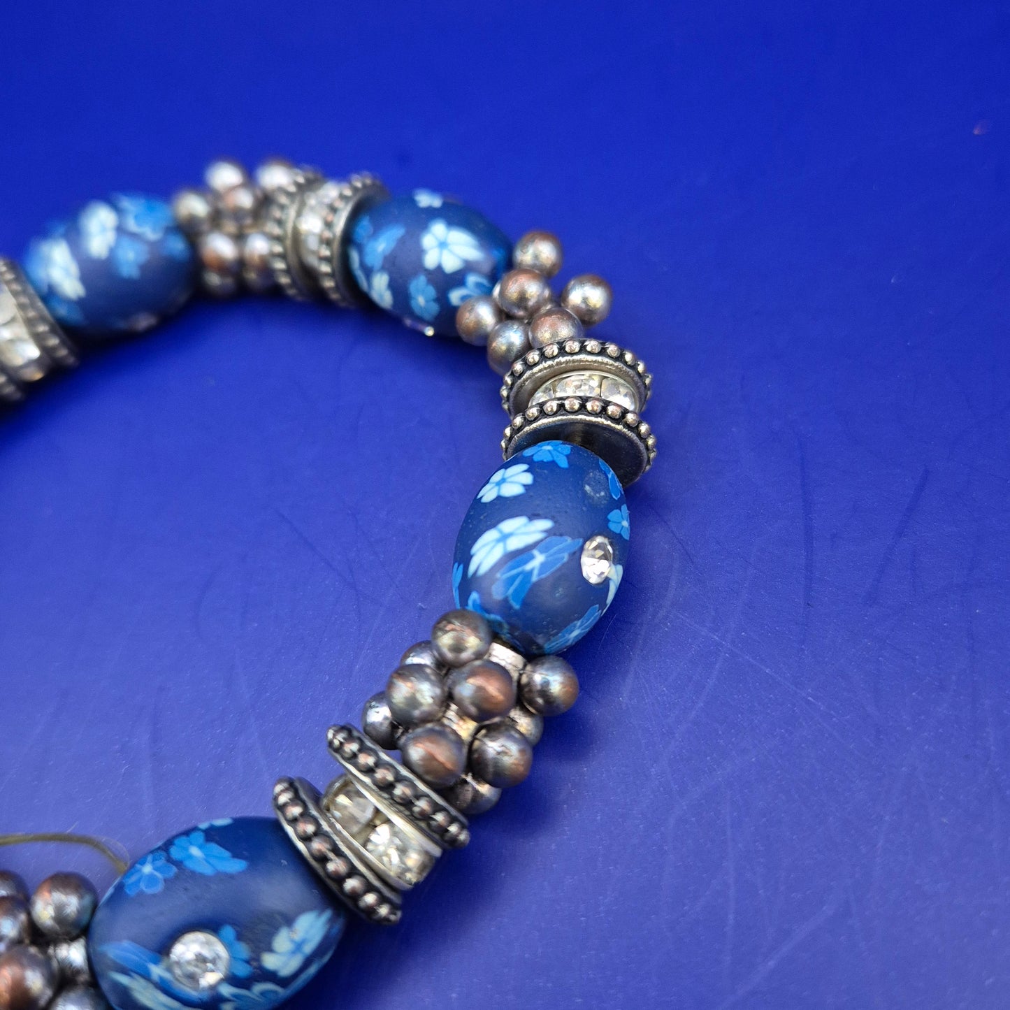Blaues Polymer Clay Blumen Armband – Modischer Arm Schmuck