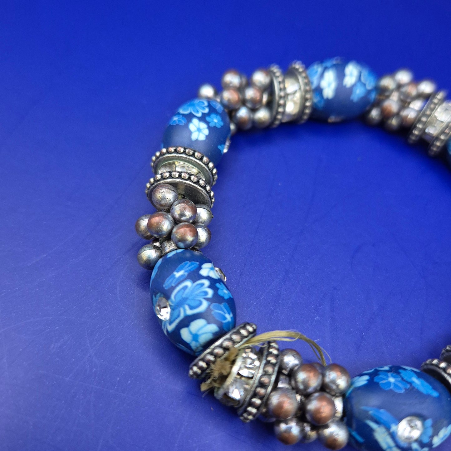 Blaues Polymer Clay Blumen Armband – Modischer Arm Schmuck