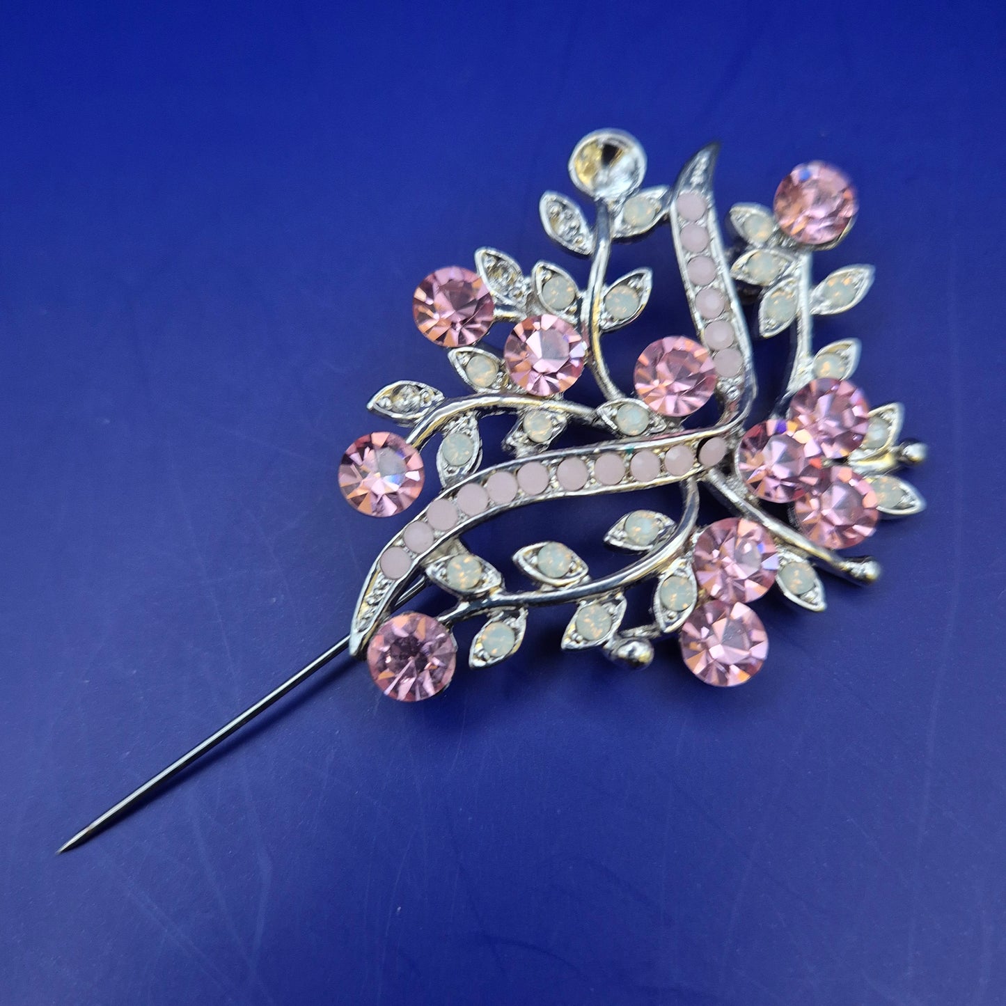 Elegante Damen Brosche mit Rosa Strasssteinen – Florales Design