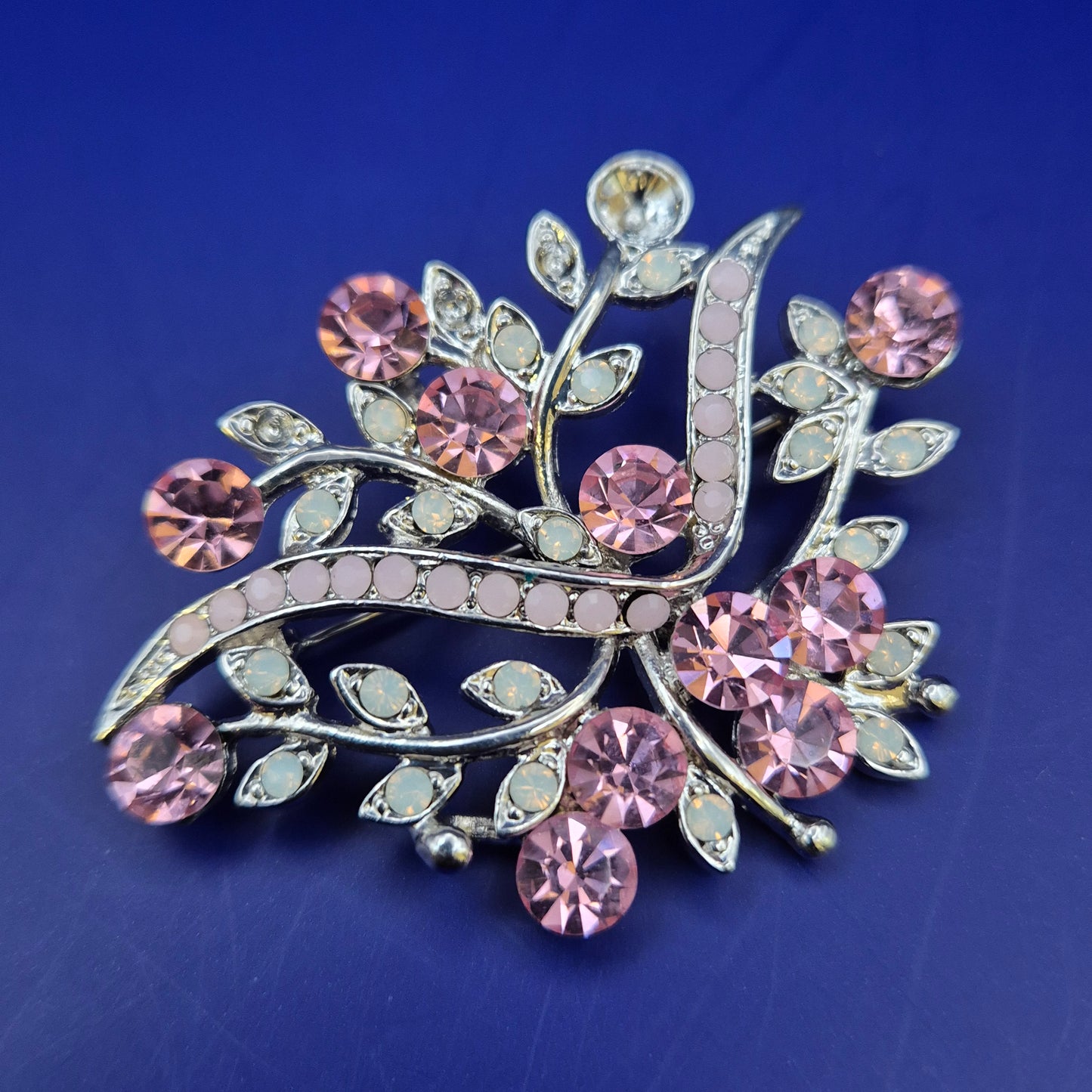 Elegante Damen Brosche mit Rosa Strasssteinen – Florales Design