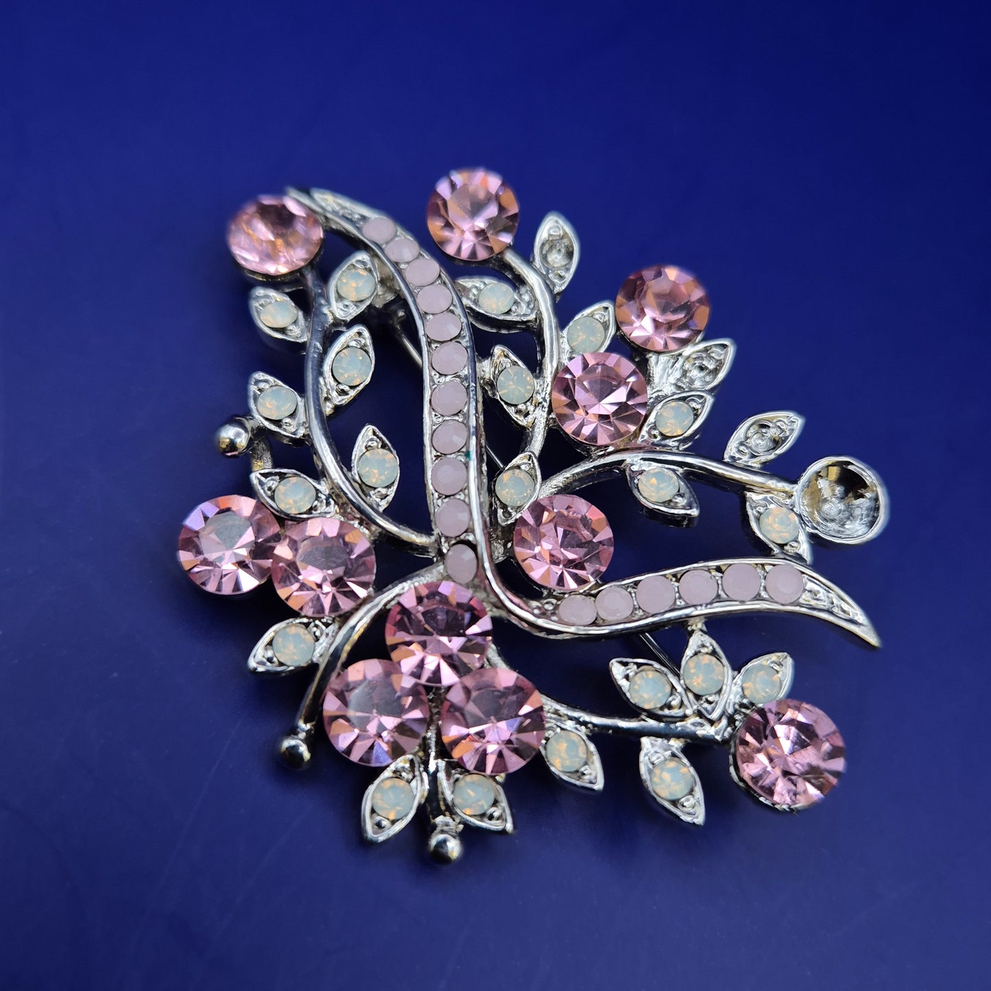 Elegante Damen Brosche mit Rosa Strasssteinen – Florales Design