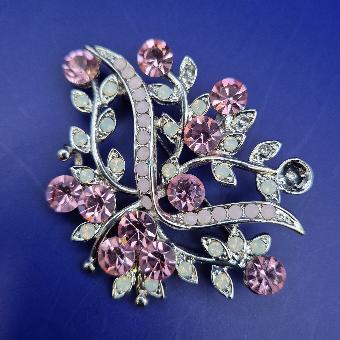 Elegante Damen Brosche mit Rosa Strasssteinen – Florales Design