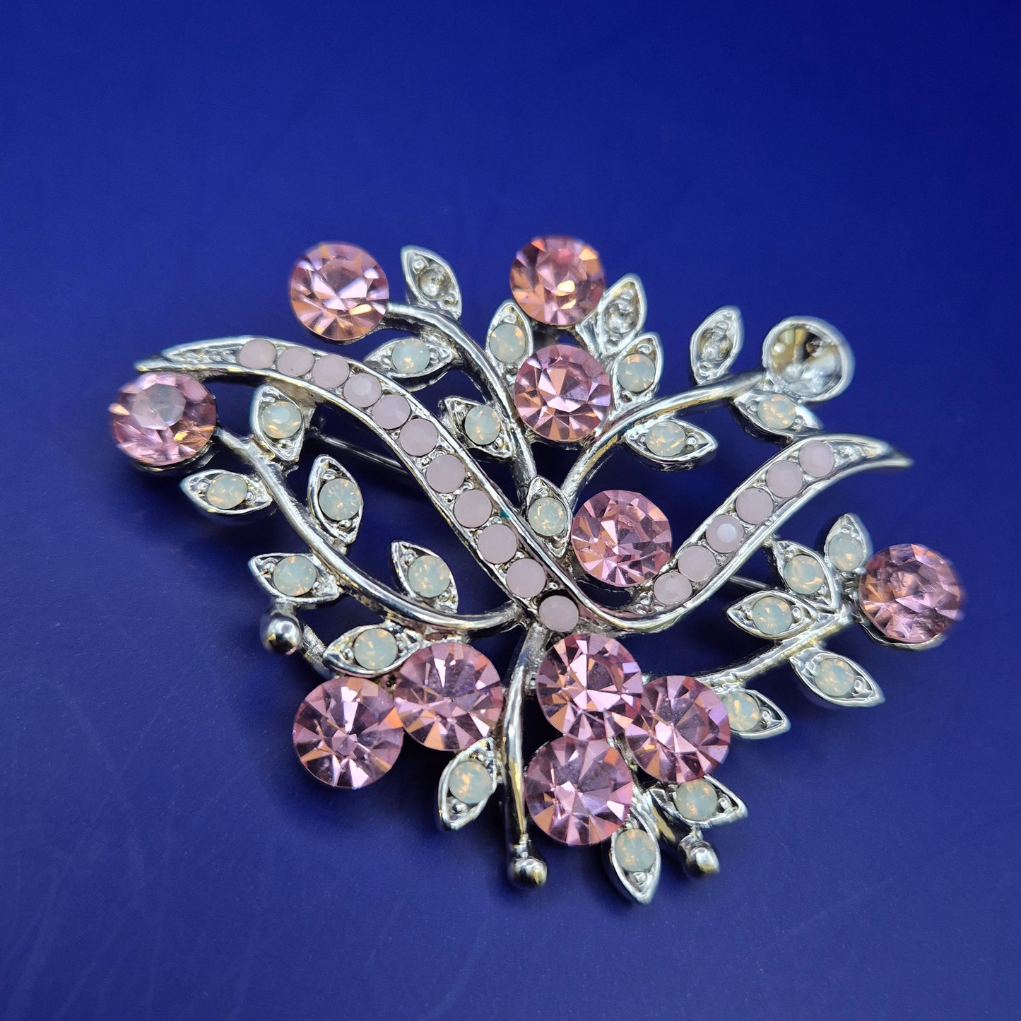 Elegante Damen Brosche mit Rosa Strasssteinen – Florales Design