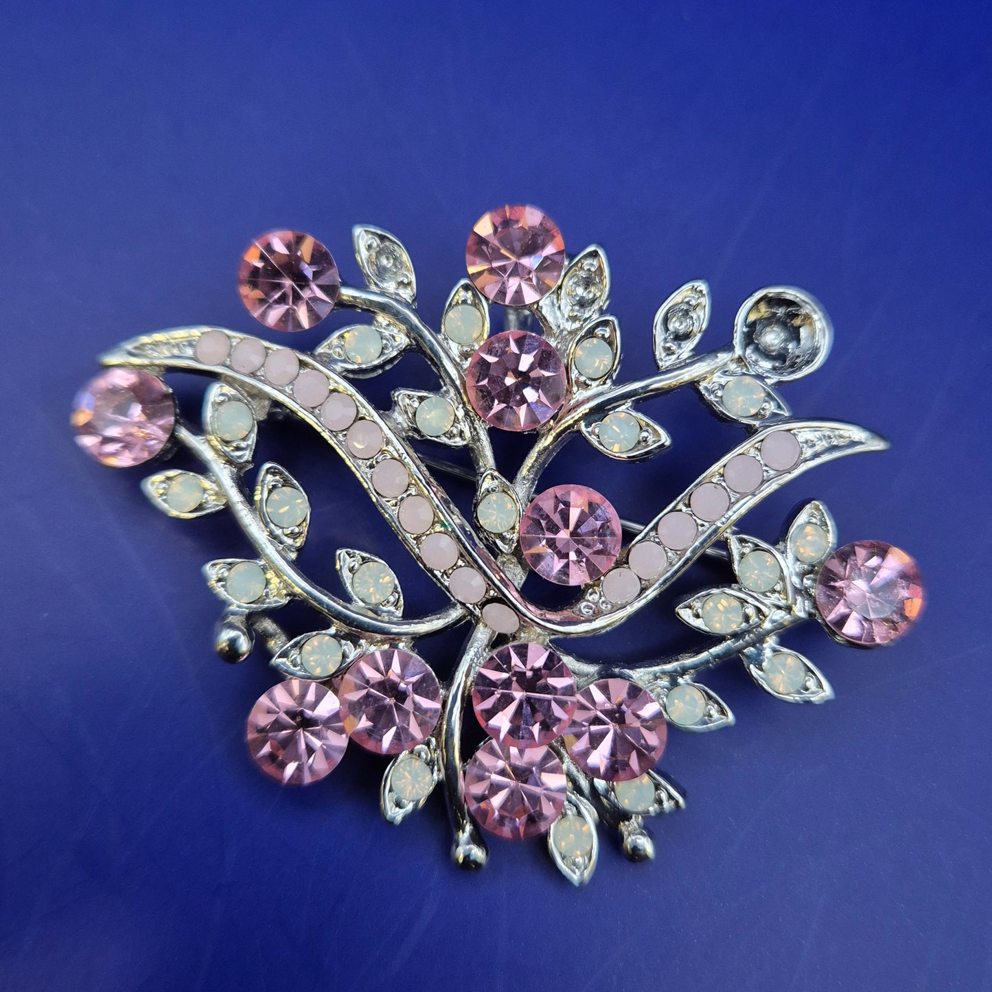 Elegante Damen Brosche mit Rosa Strasssteinen – Florales Design