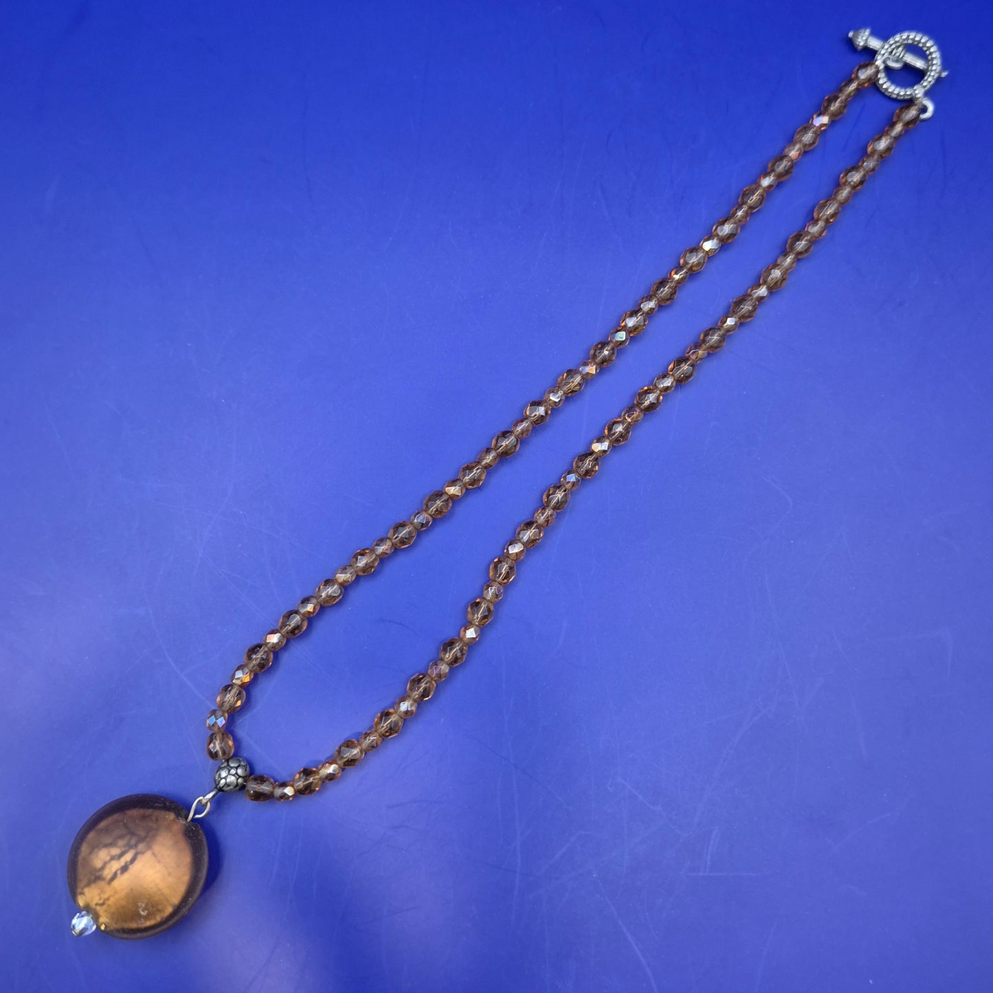 Elegante Damen Kette mit braun facettierten Perlen und Anhänger