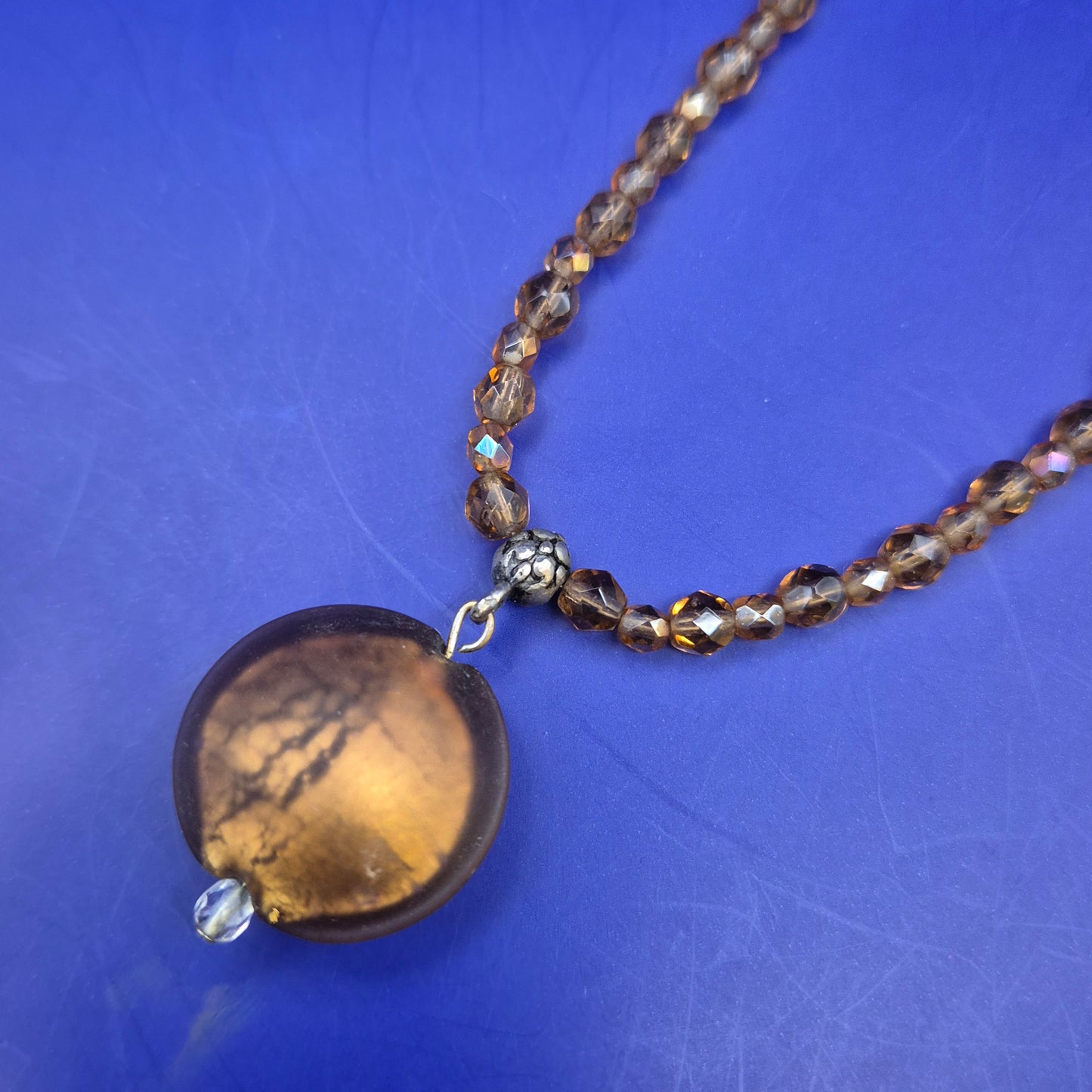 Elegante Damen Kette mit braun facettierten Perlen und Anhänger