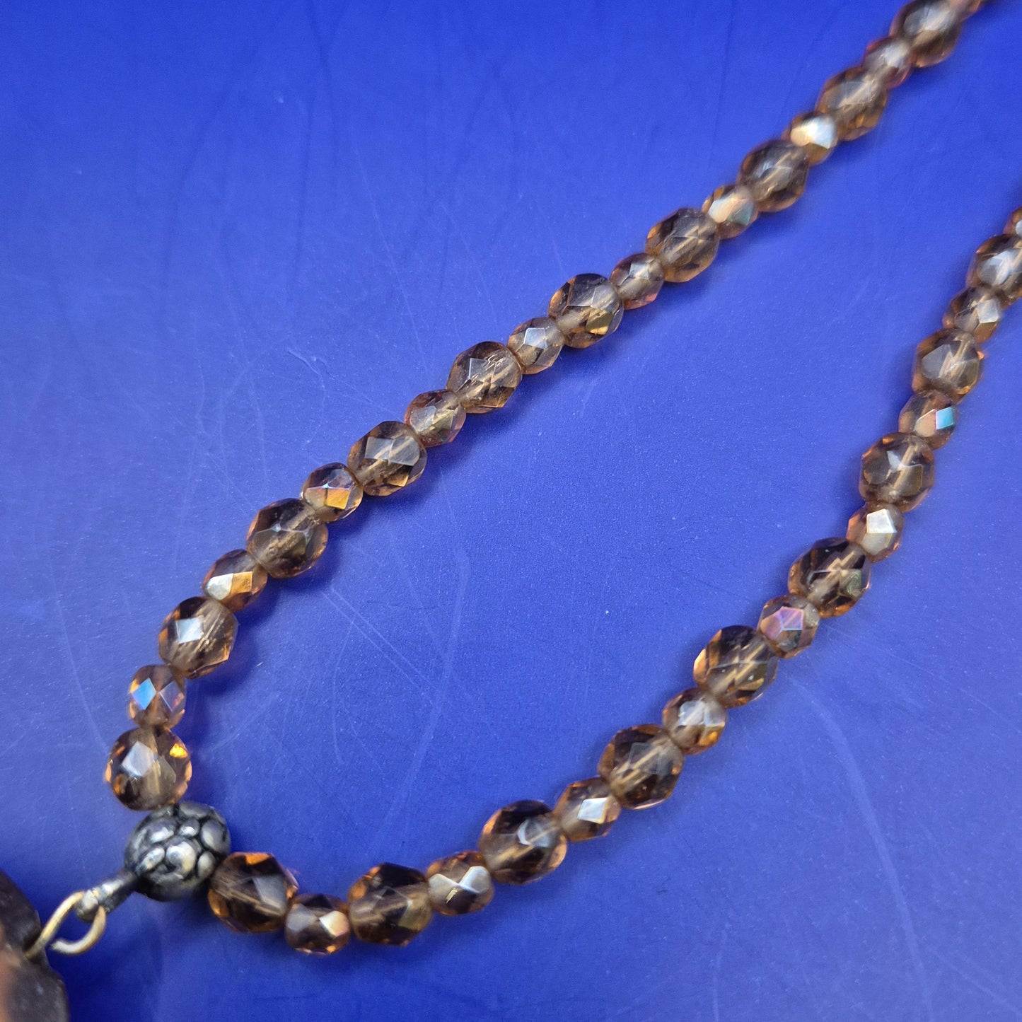 Elegante Damen Kette mit braun facettierten Perlen und Anhänger