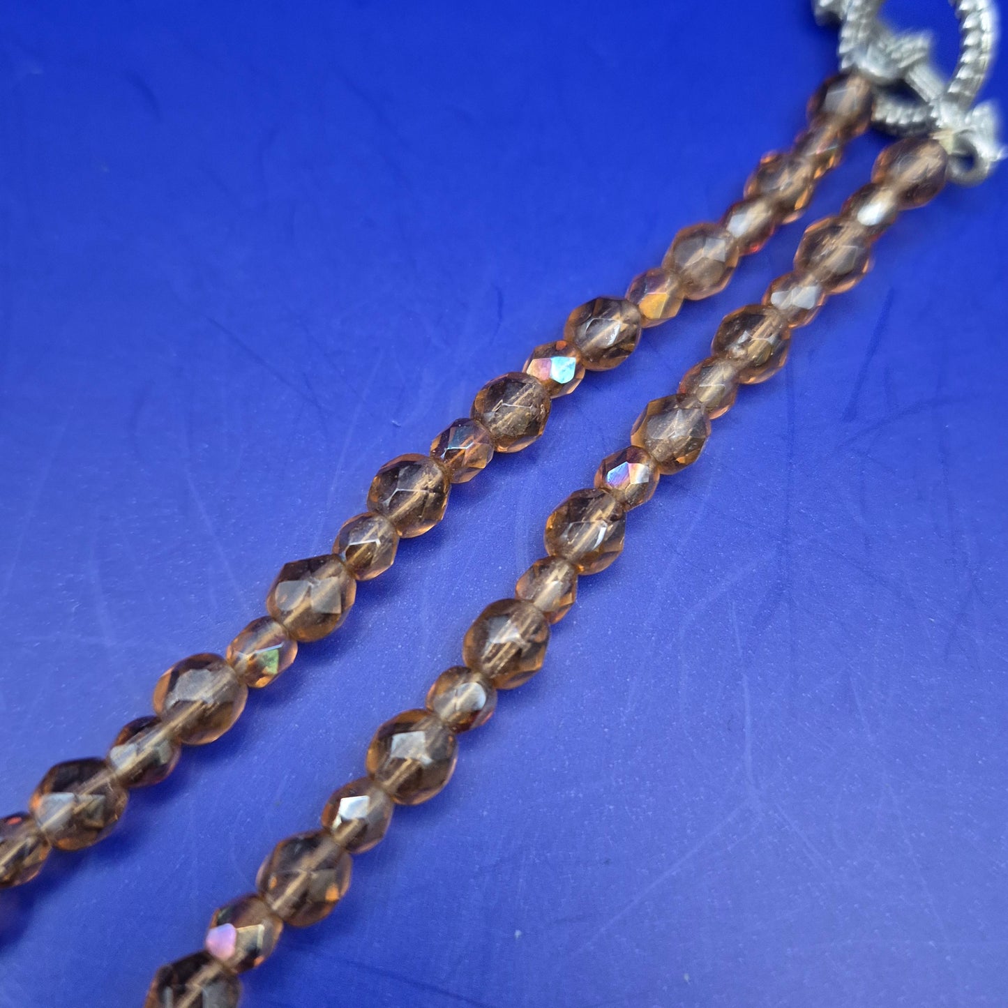 Elegante Damen Kette mit braun facettierten Perlen und Anhänger