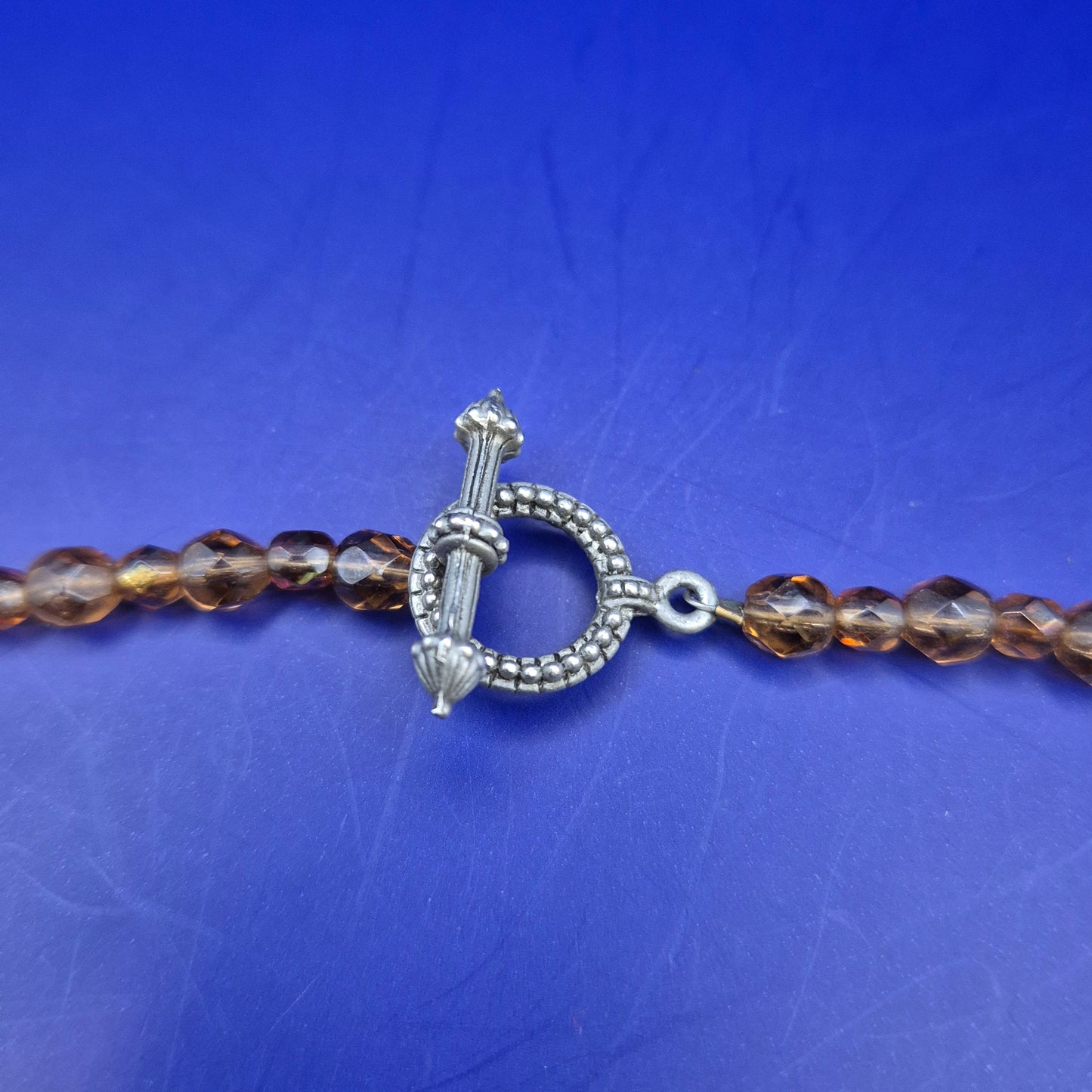 Elegante Damen Kette mit braun facettierten Perlen und Anhänger