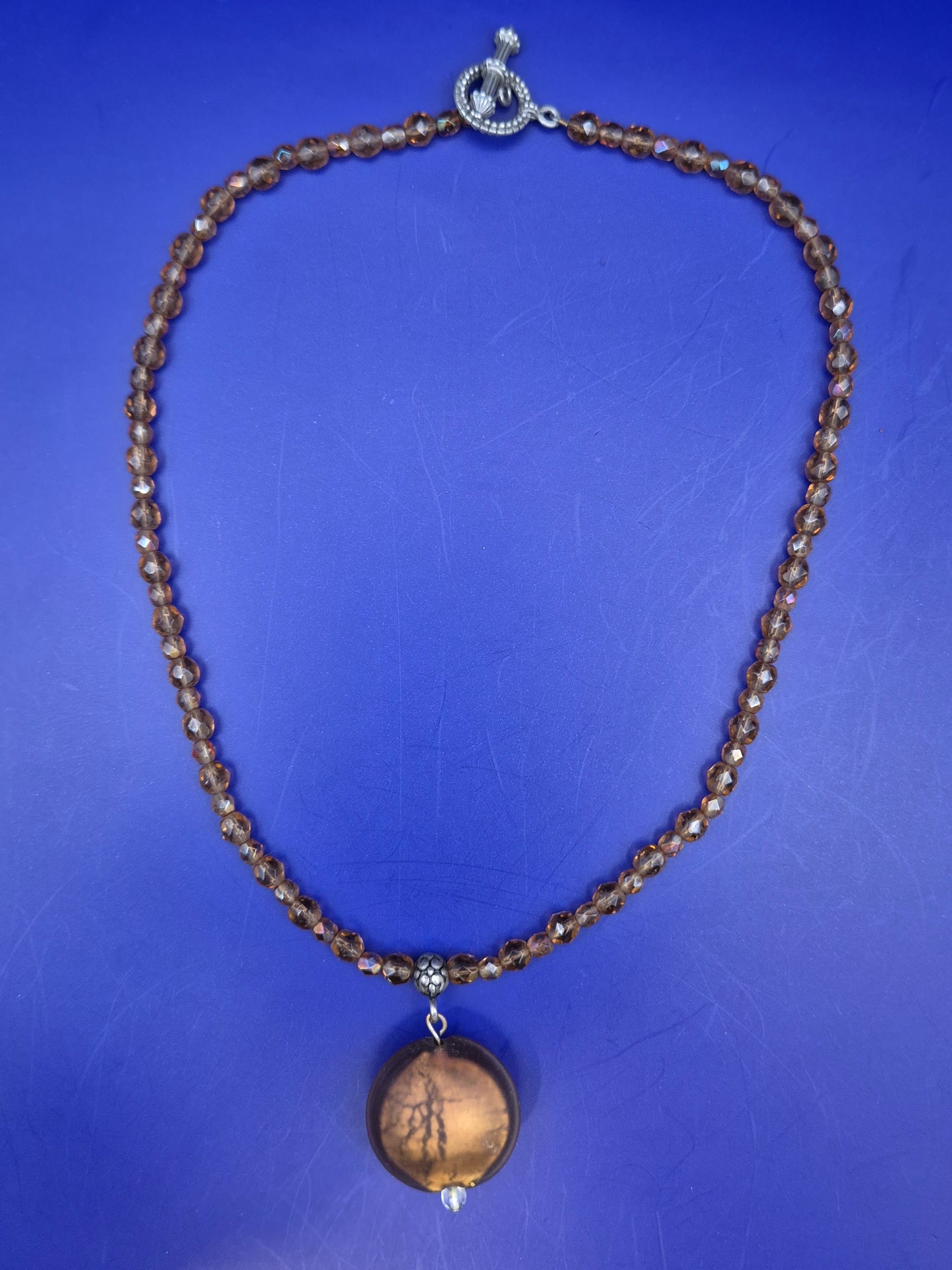 Elegante Damen Kette mit braun facettierten Perlen und Anhänger