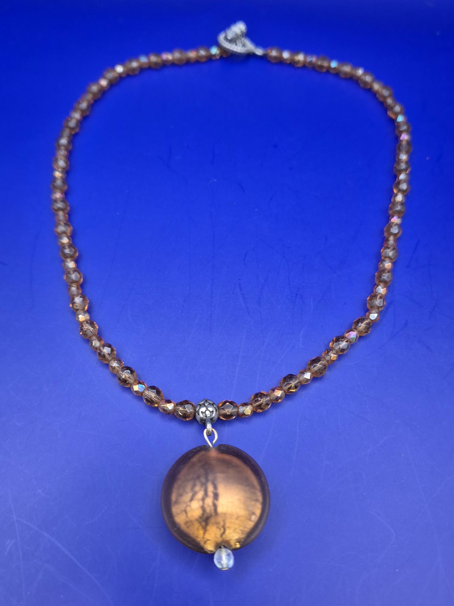 Elegante Damen Kette mit braun facettierten Perlen und Anhänger