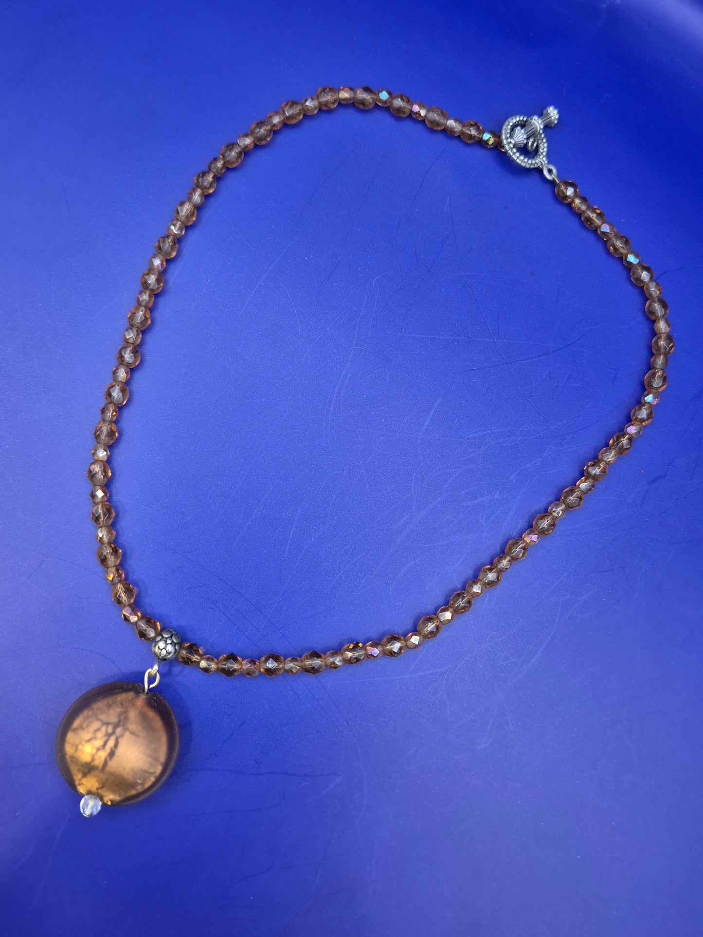 Elegante Damen Kette mit braun facettierten Perlen und Anhänger