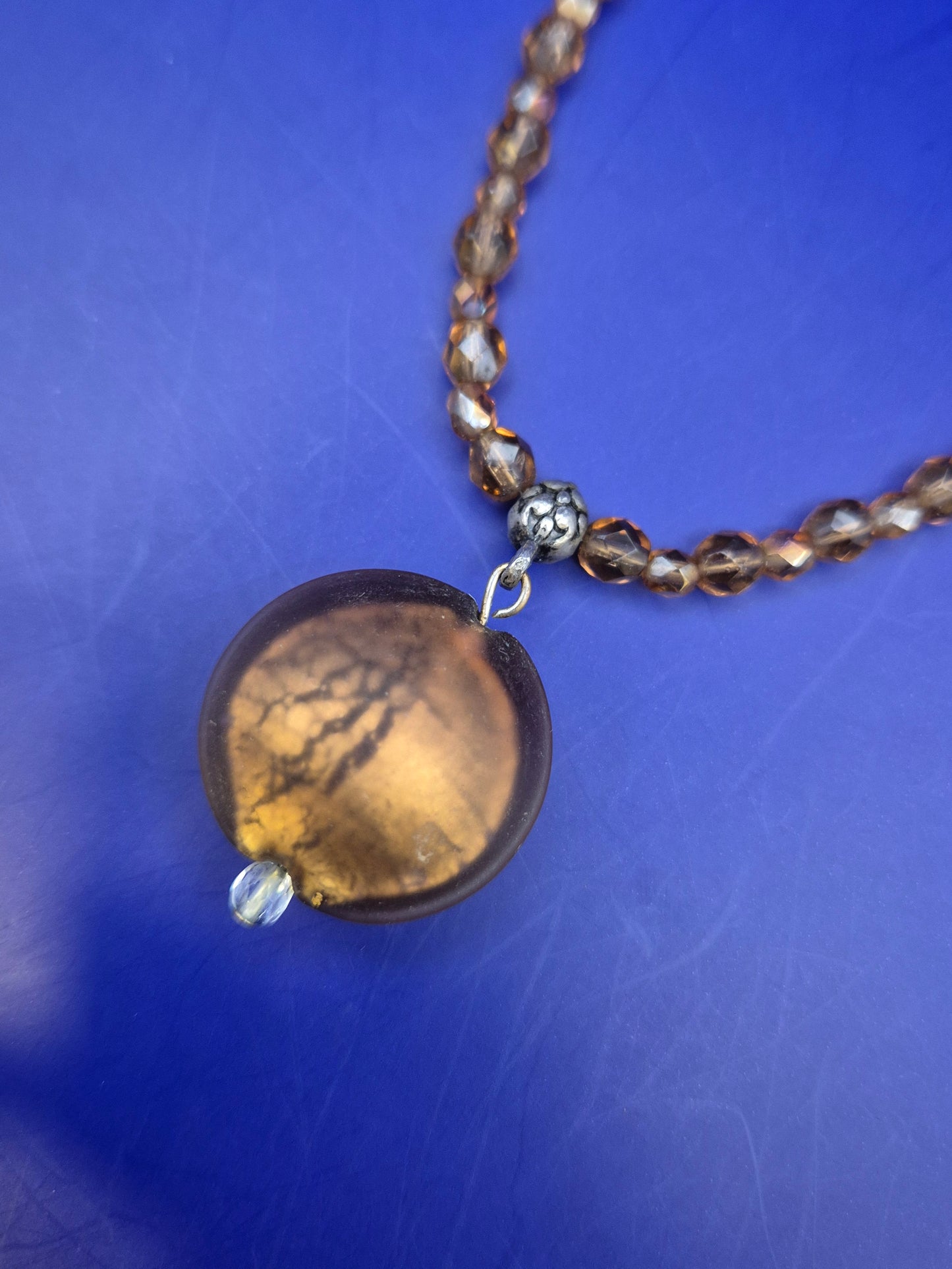 Elegante Damen Kette mit braun facettierten Perlen und Anhänger