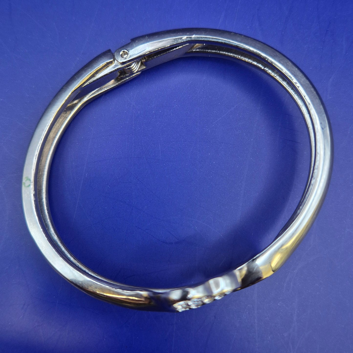 Eleganter Damen Armreif mit Herzmotiven und Strasssteinen
