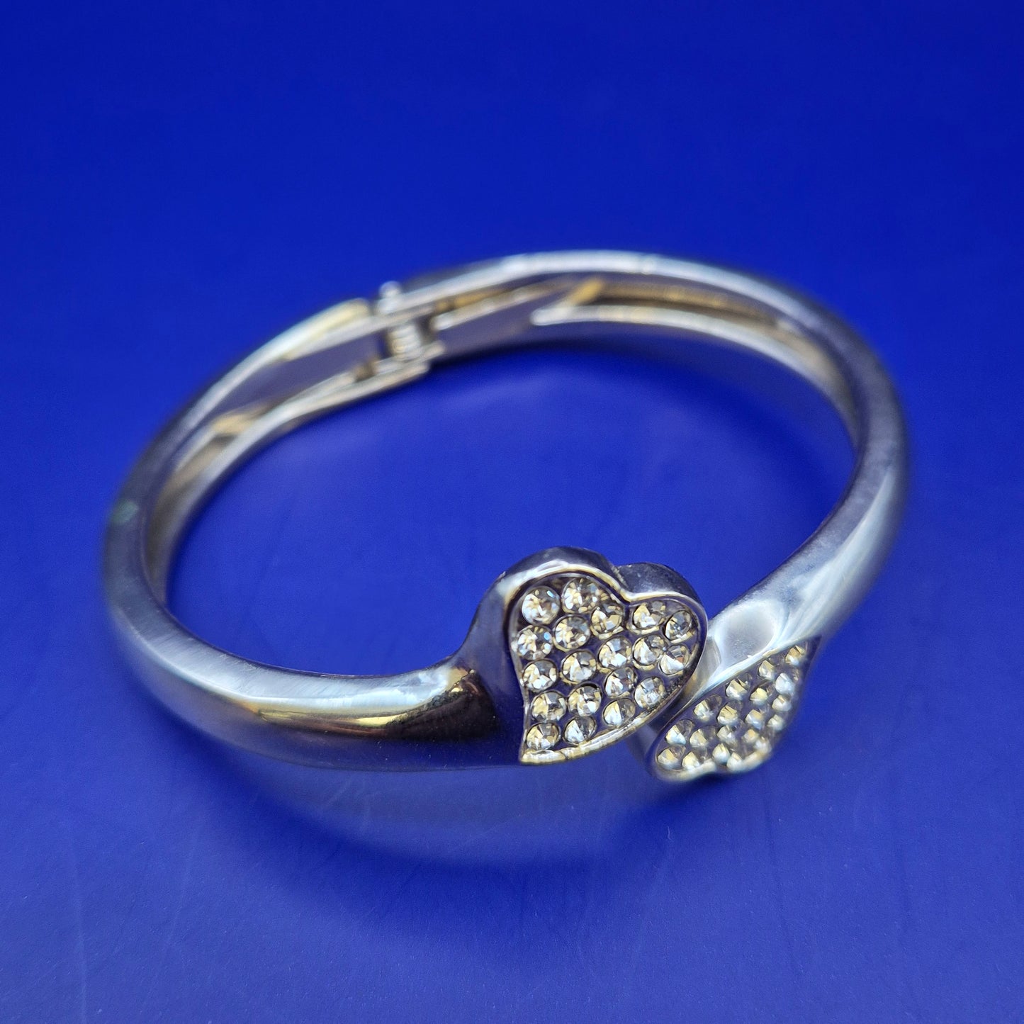 Eleganter Damen Armreif mit Herzmotiven und Strasssteinen