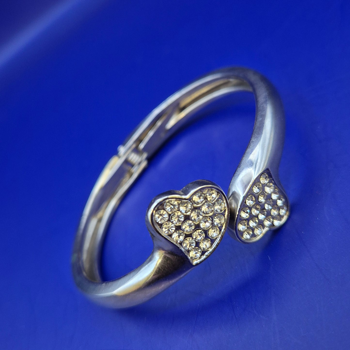 Eleganter Damen Armreif mit Herzmotiven und Strasssteinen