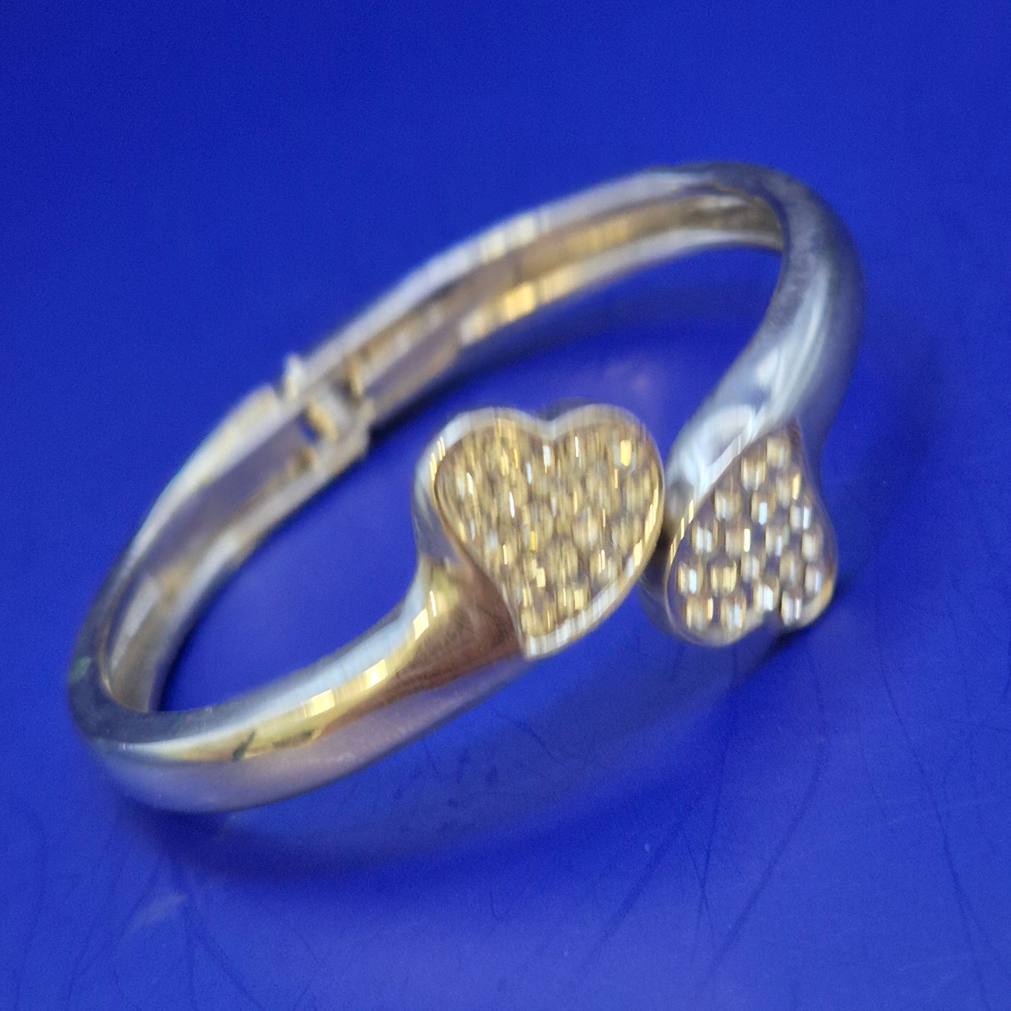Eleganter Damen Armreif mit Herzmotiven und Strasssteinen