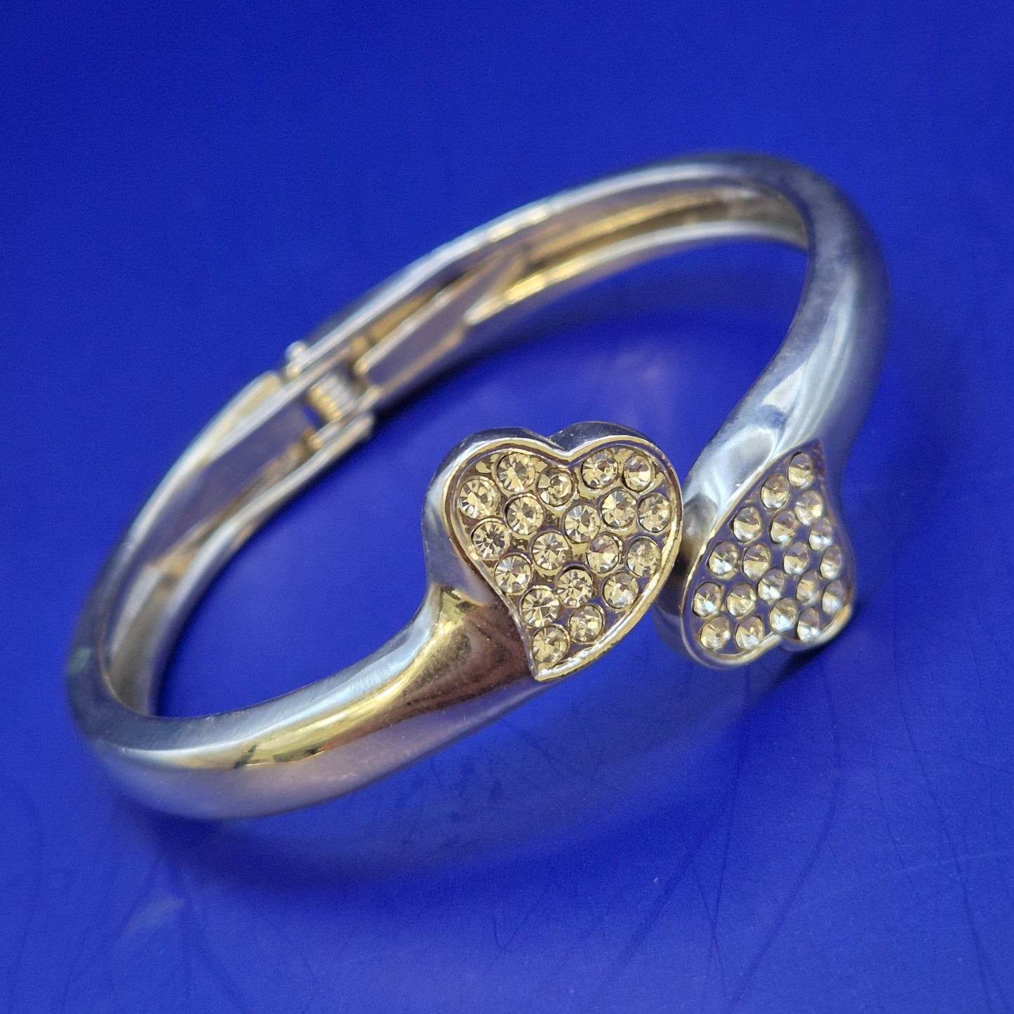 Eleganter Damen Armreif mit Herzmotiven und Strasssteinen