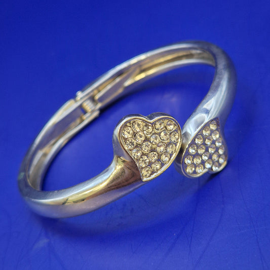 Eleganter Damen Armreif mit Herzmotiven und Strasssteinen