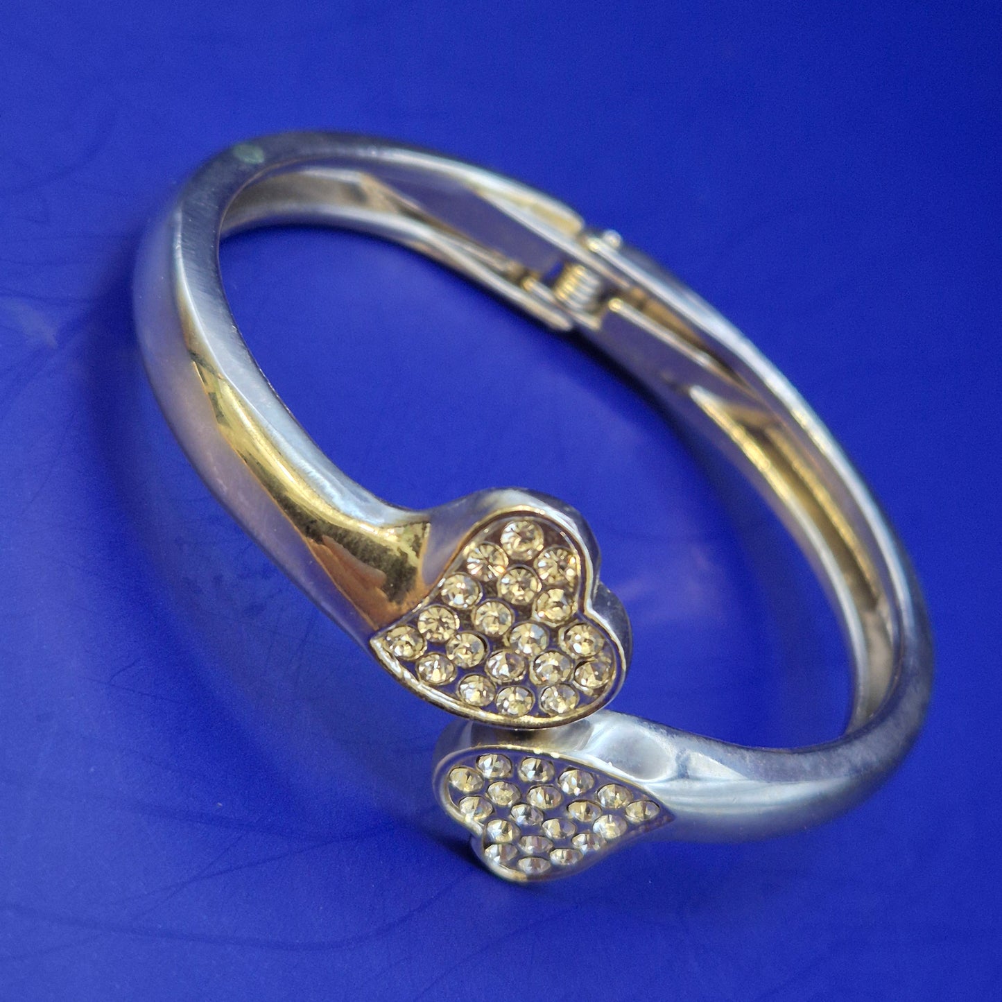 Eleganter Damen Armreif mit Herzmotiven und Strasssteinen