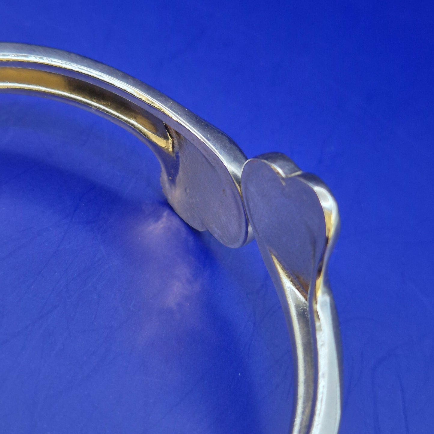 Eleganter Damen Armreif mit Herzmotiven und Strasssteinen