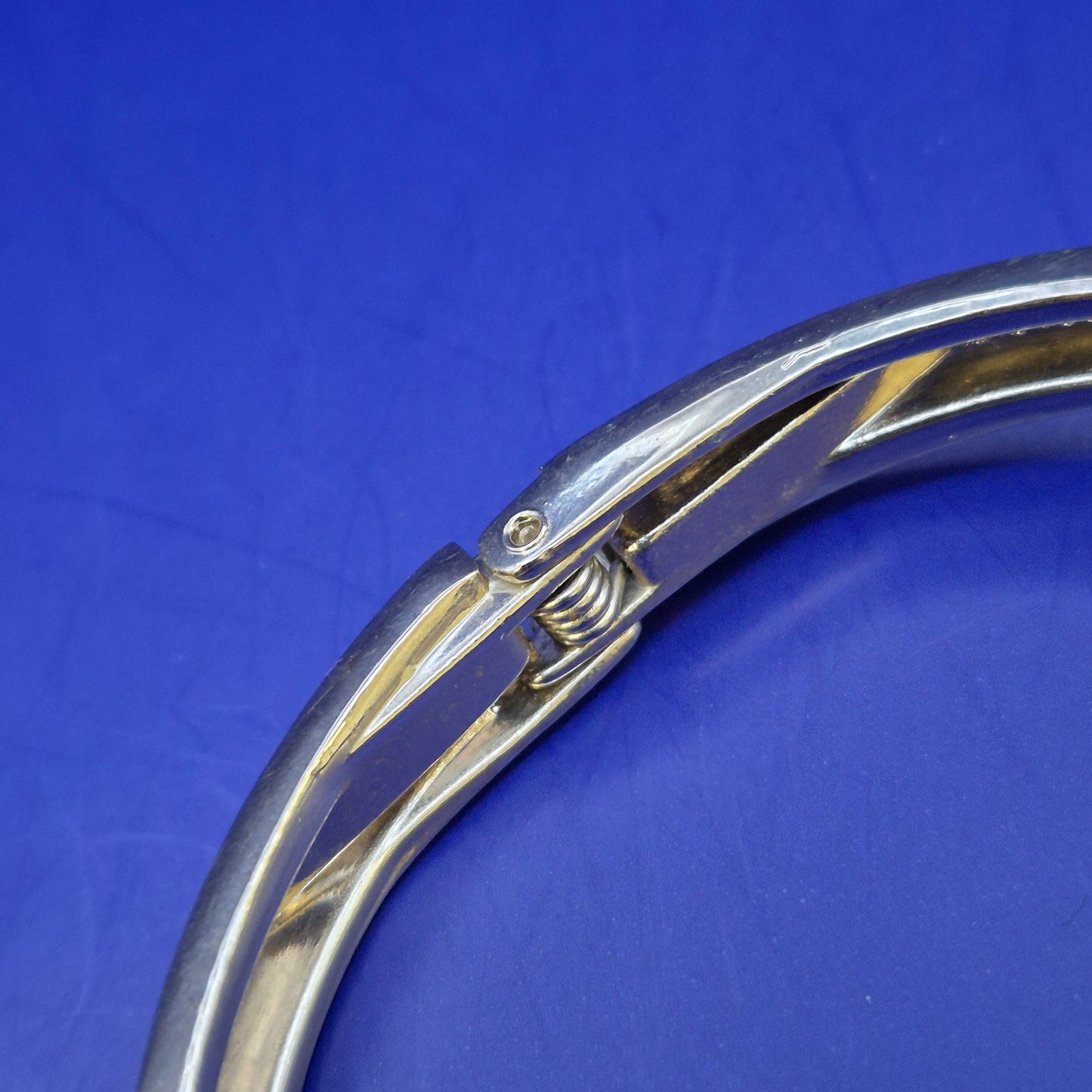 Eleganter Damen Armreif mit Herzmotiven und Strasssteinen
