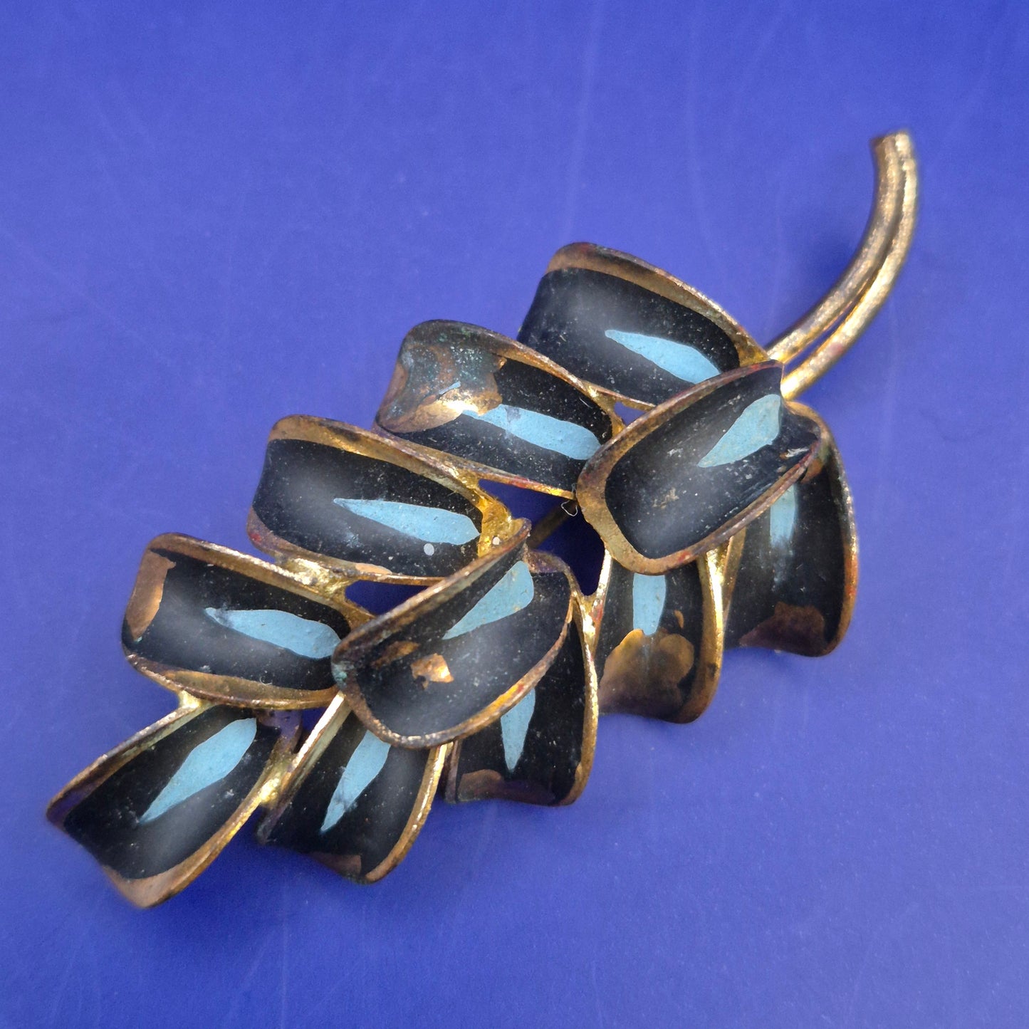 Elegante Vintage Brosche in Blattform – Schwarz & Hellblau Emailliert