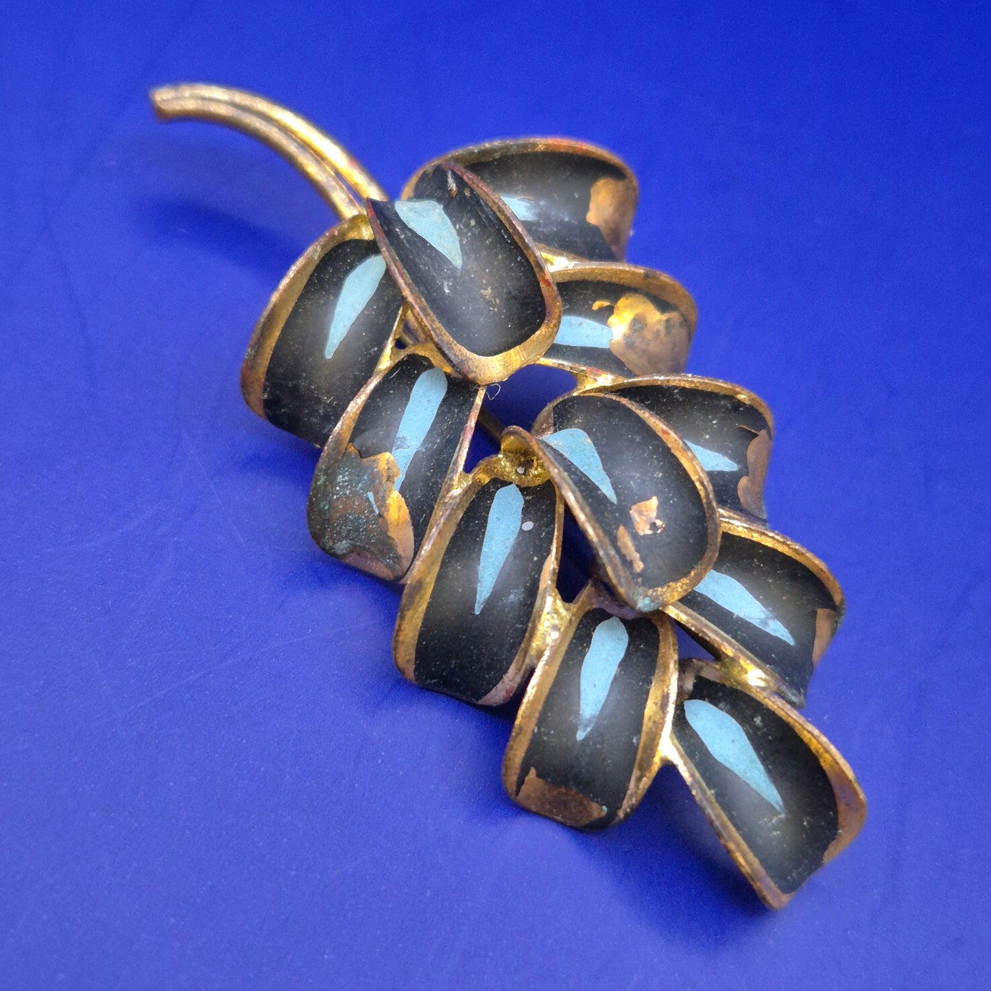 Elegante Vintage Brosche in Blattform – Schwarz & Hellblau Emailliert