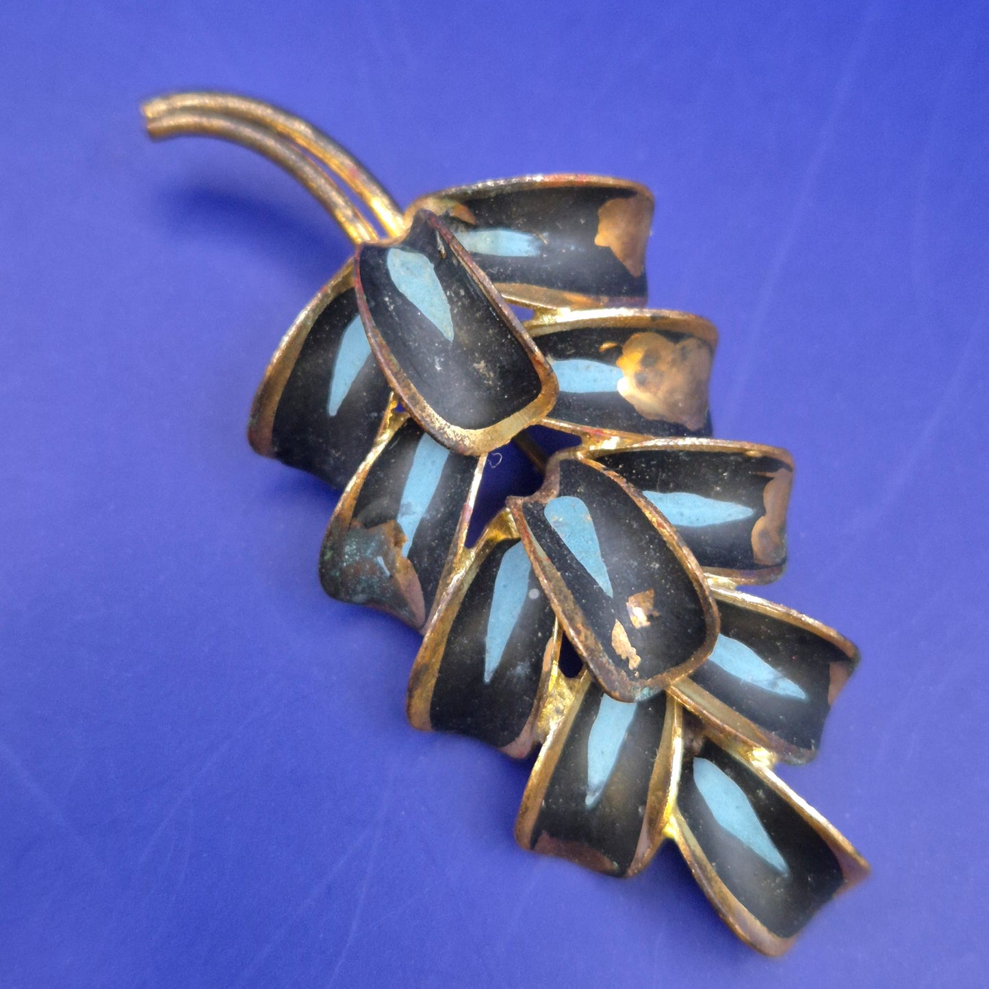 Elegante Vintage Brosche in Blattform – Schwarz & Hellblau Emailliert