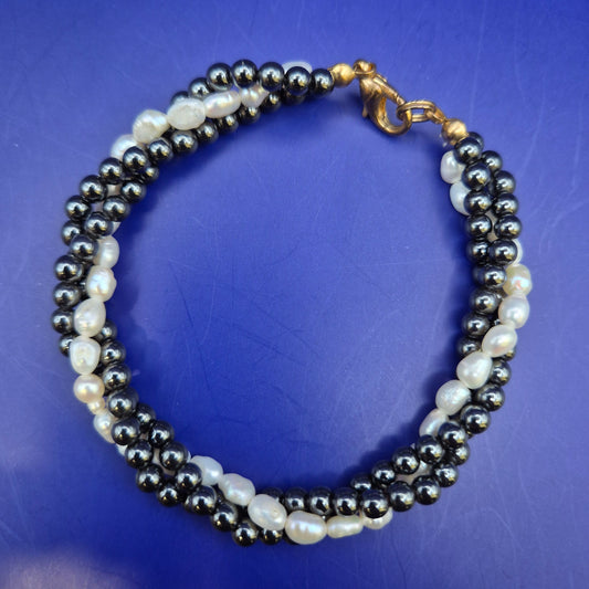 Elegantes Perlen Hämatit Damen Armband – Stilvoller Kontrast
