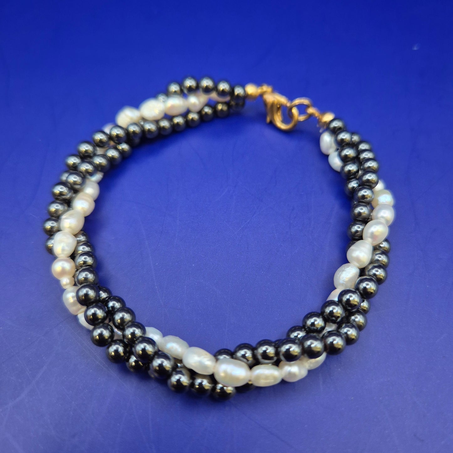 Elegantes Perlen Hämatit Damen Armband – Stilvoller Kontrast