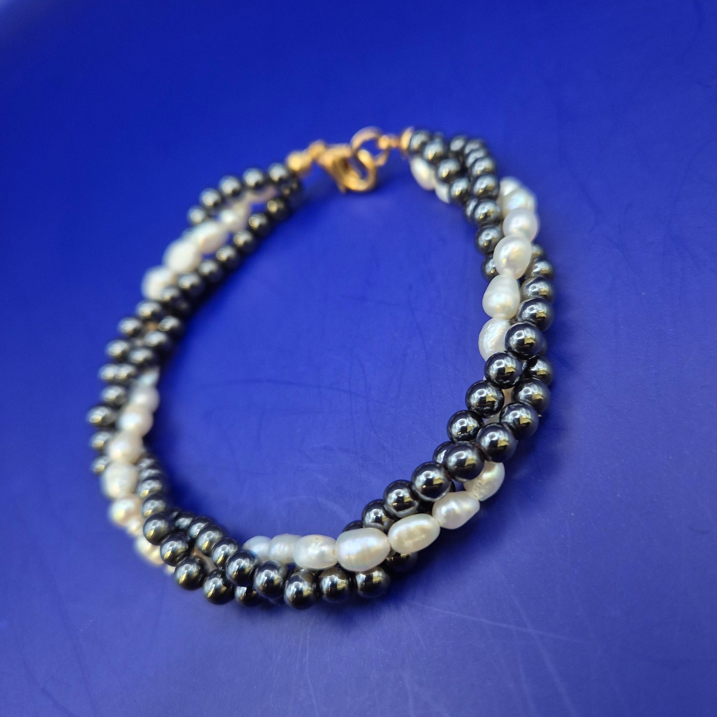 Elegantes Perlen Hämatit Damen Armband – Stilvoller Kontrast