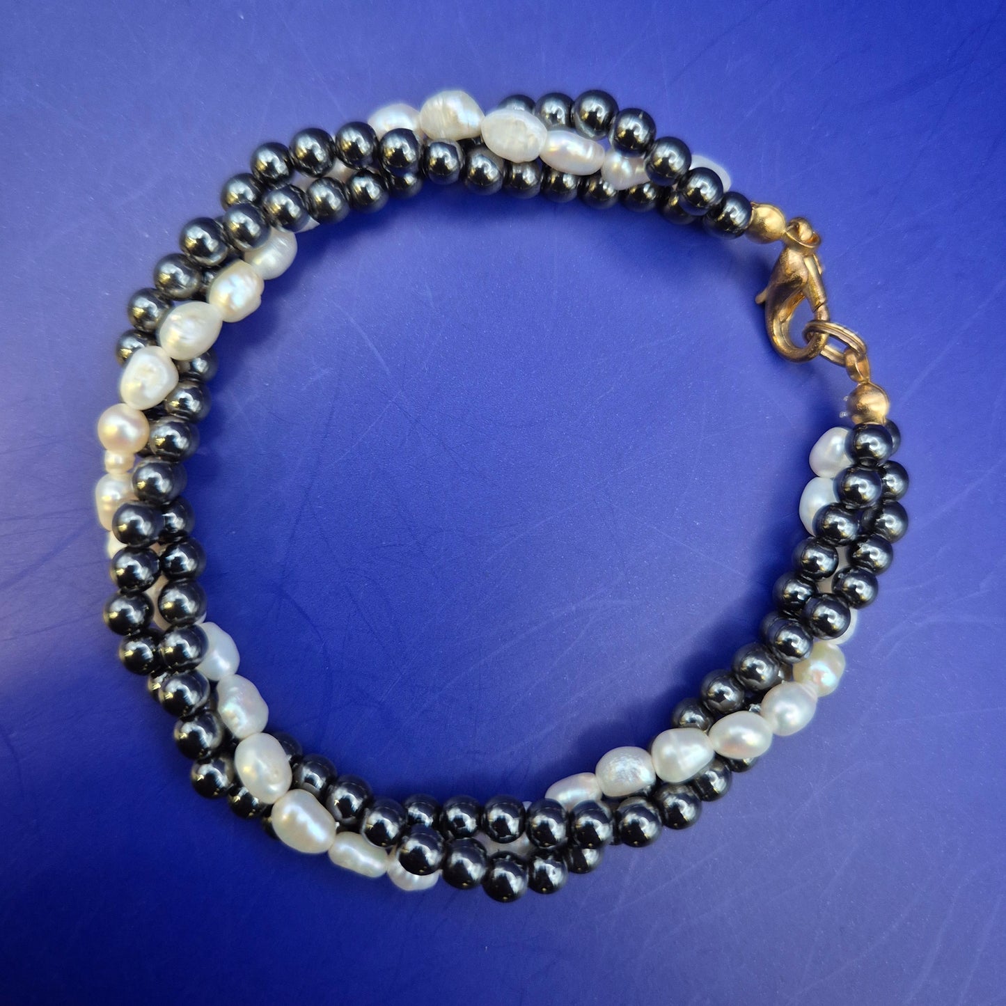 Elegantes Perlen Hämatit Damen Armband – Stilvoller Kontrast