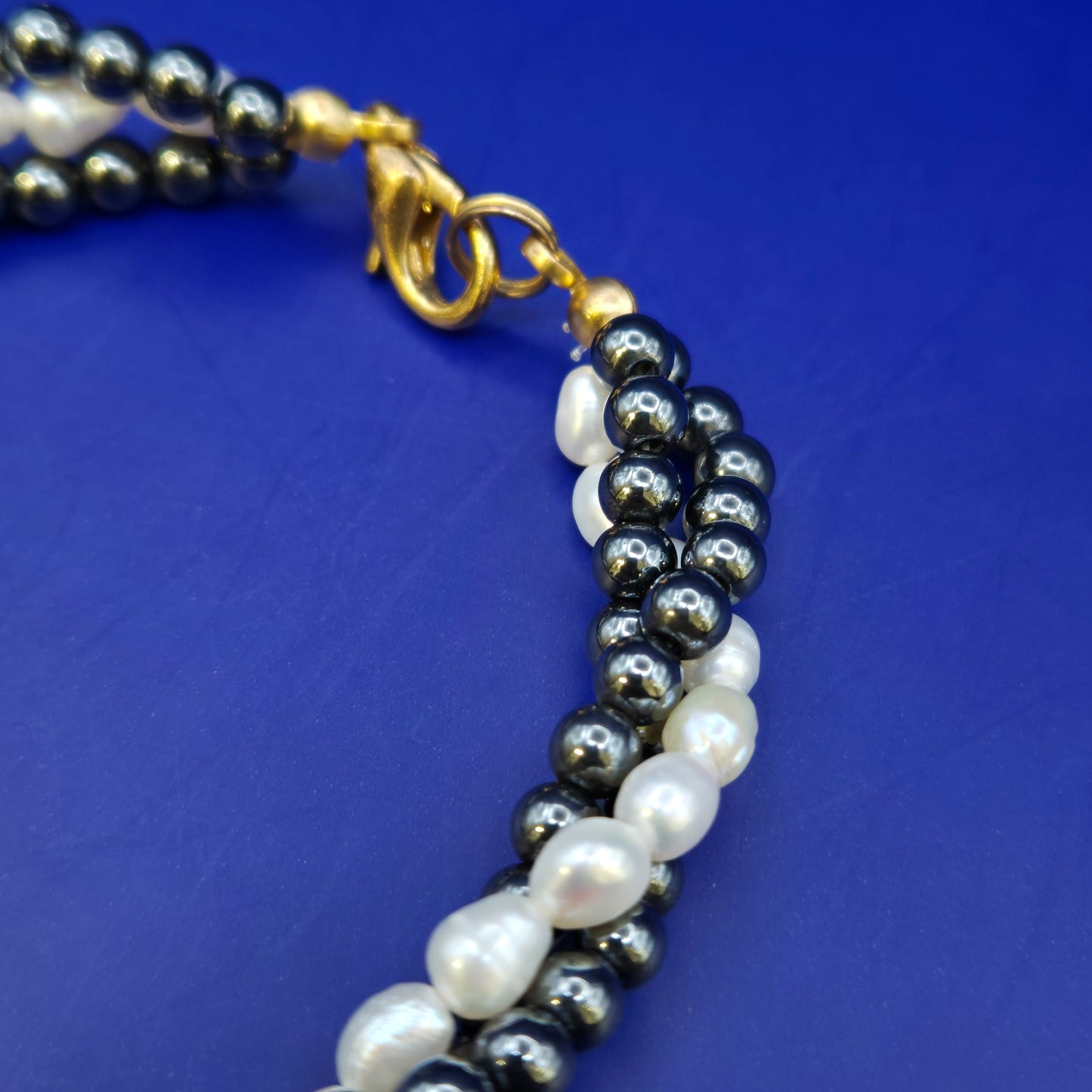 Elegantes Perlen Hämatit Damen Armband – Stilvoller Kontrast