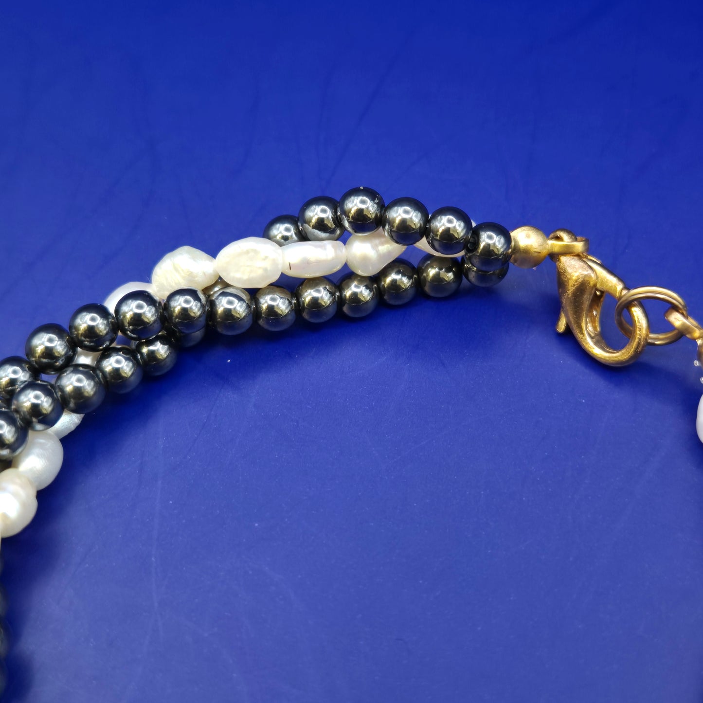Elegantes Perlen Hämatit Damen Armband – Stilvoller Kontrast