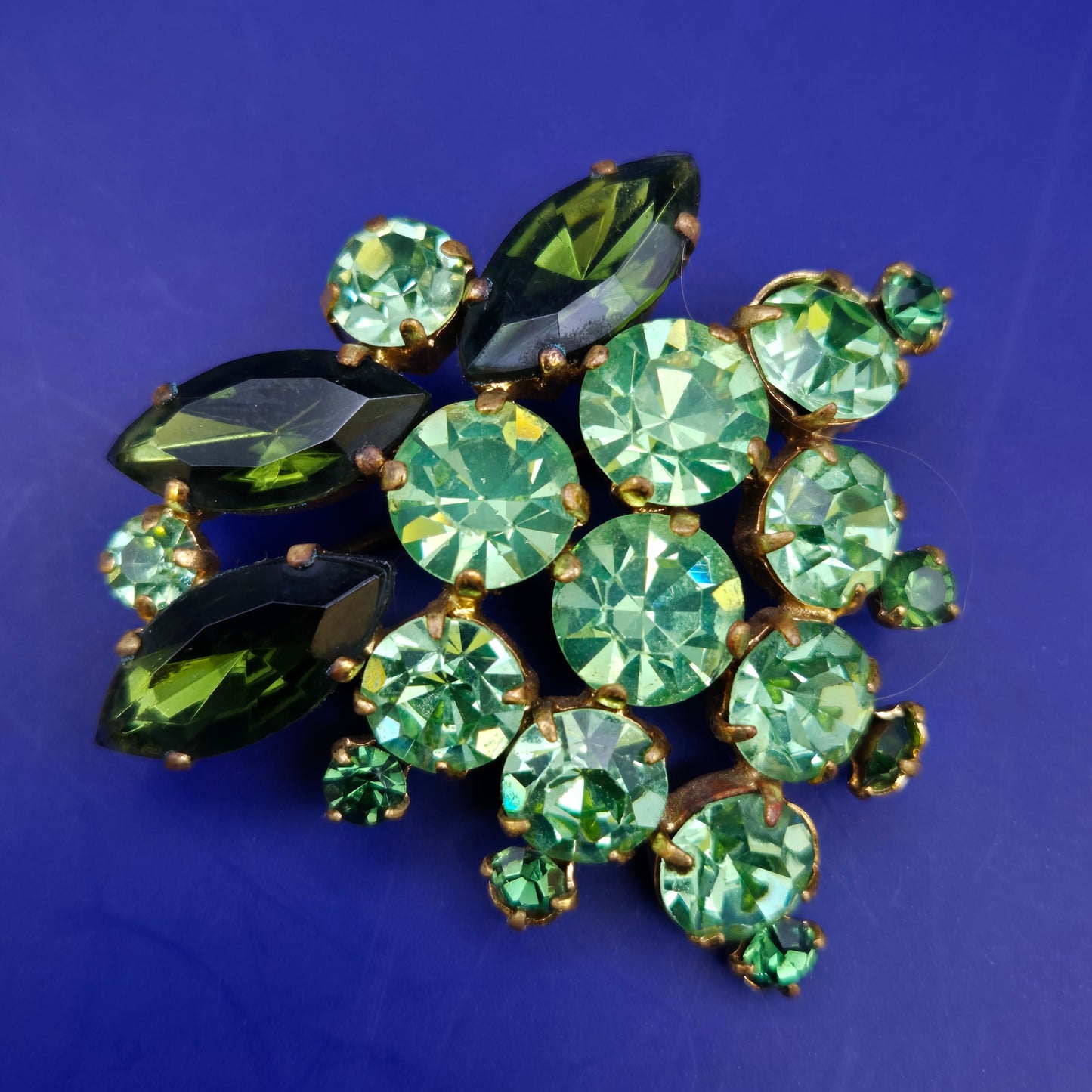 Vintage Modeschmuck Brosche in Grün – Elegantes Blätter und Trauben Design
