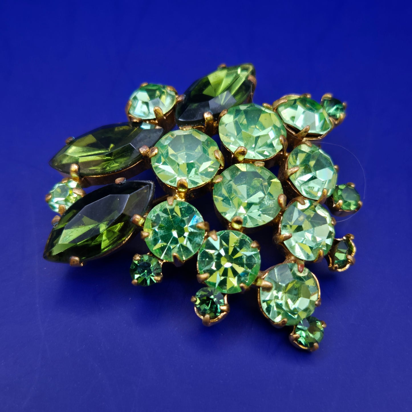Vintage Modeschmuck Brosche in Grün – Elegantes Blätter und Trauben Design