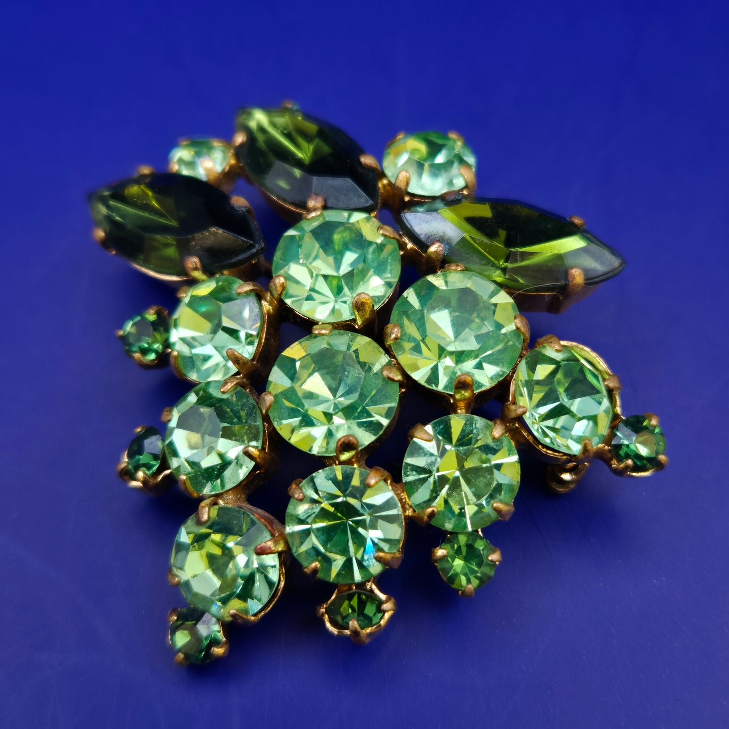 Vintage Modeschmuck Brosche in Grün – Elegantes Blätter und Trauben Design