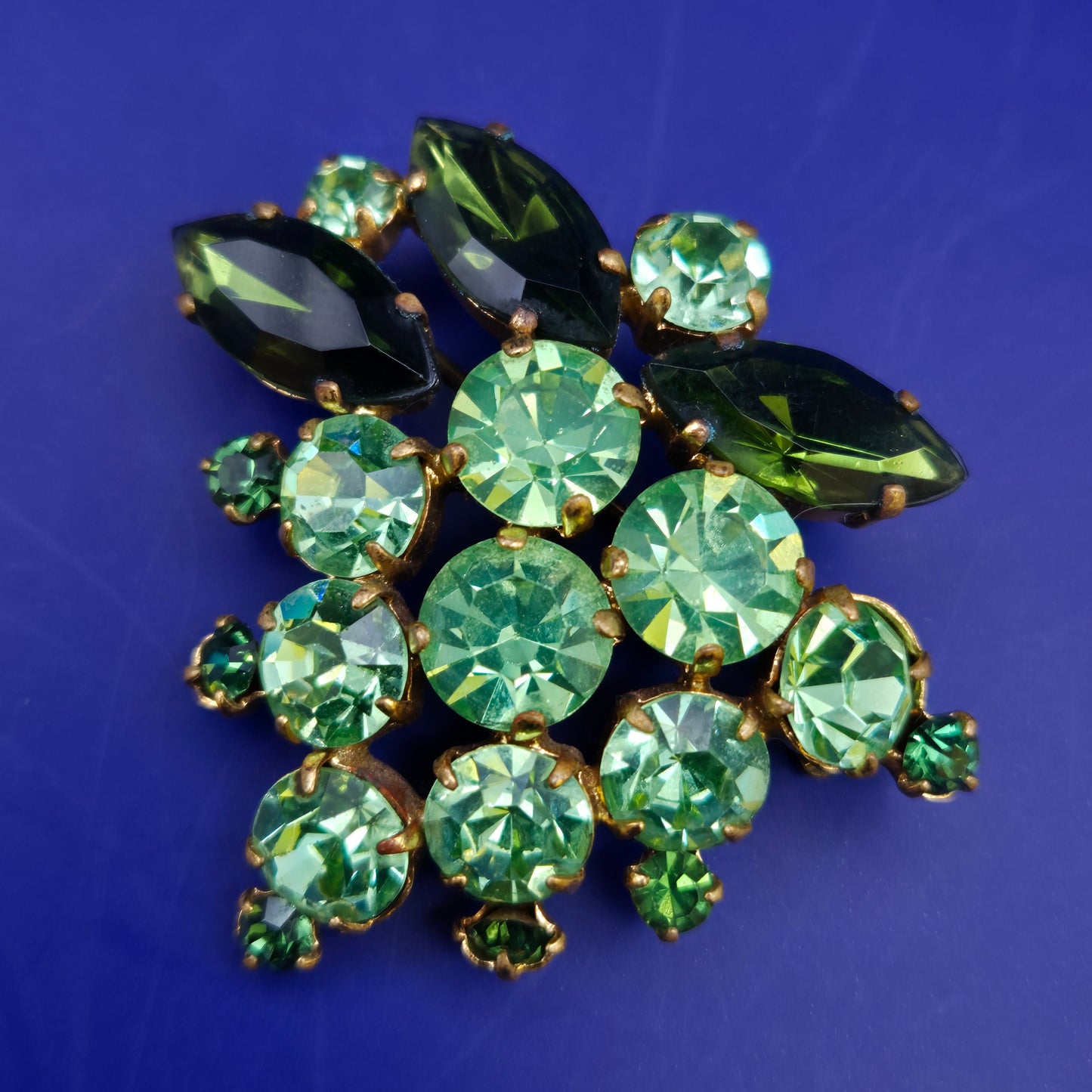 Vintage Modeschmuck Brosche in Grün – Elegantes Blätter und Trauben Design