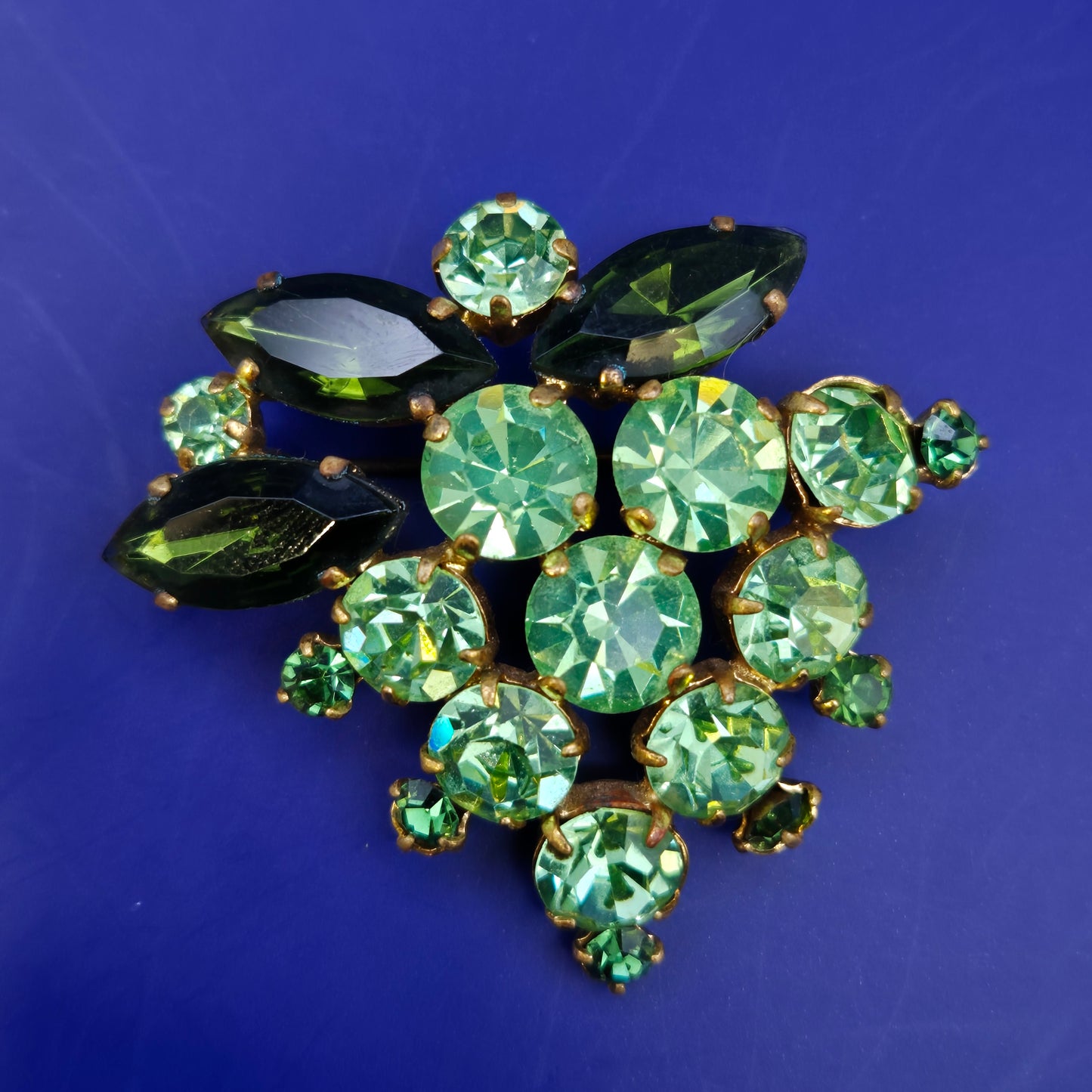 Vintage Modeschmuck Brosche in Grün – Elegantes Blätter und Trauben Design