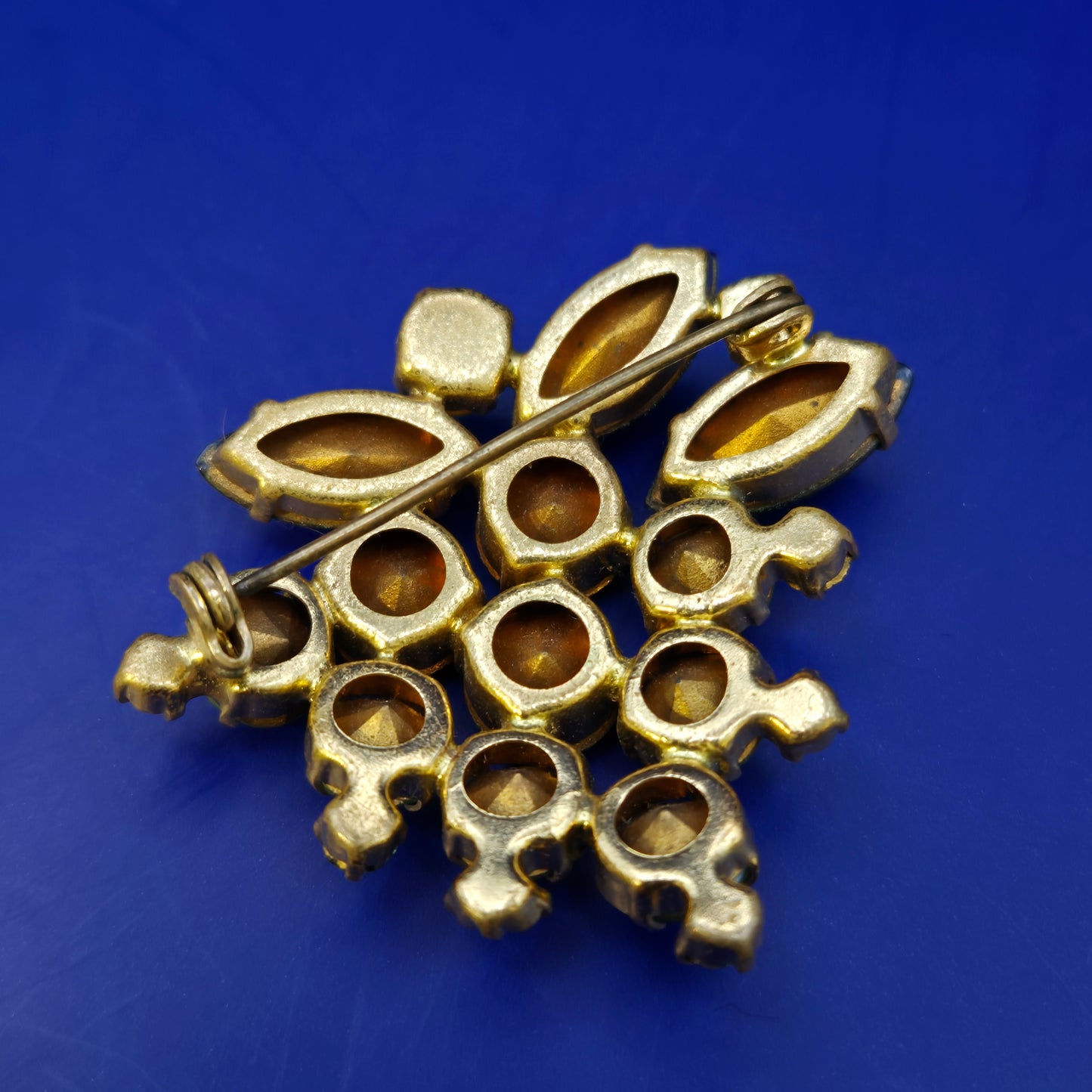 Vintage Modeschmuck Brosche in Grün – Elegantes Blätter und Trauben Design