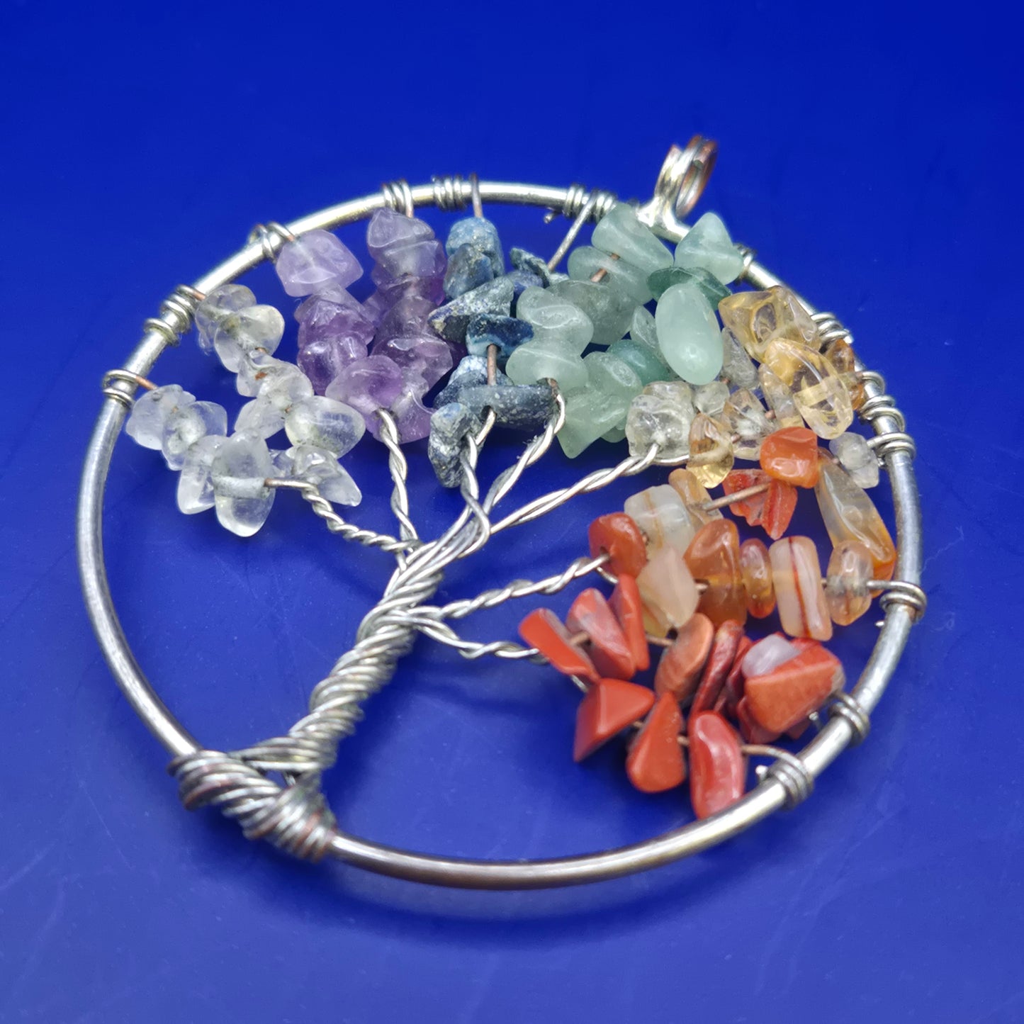 Lebensbaum Anhänger mit bunten Edelsteinen – Handgefertigter Schmuck