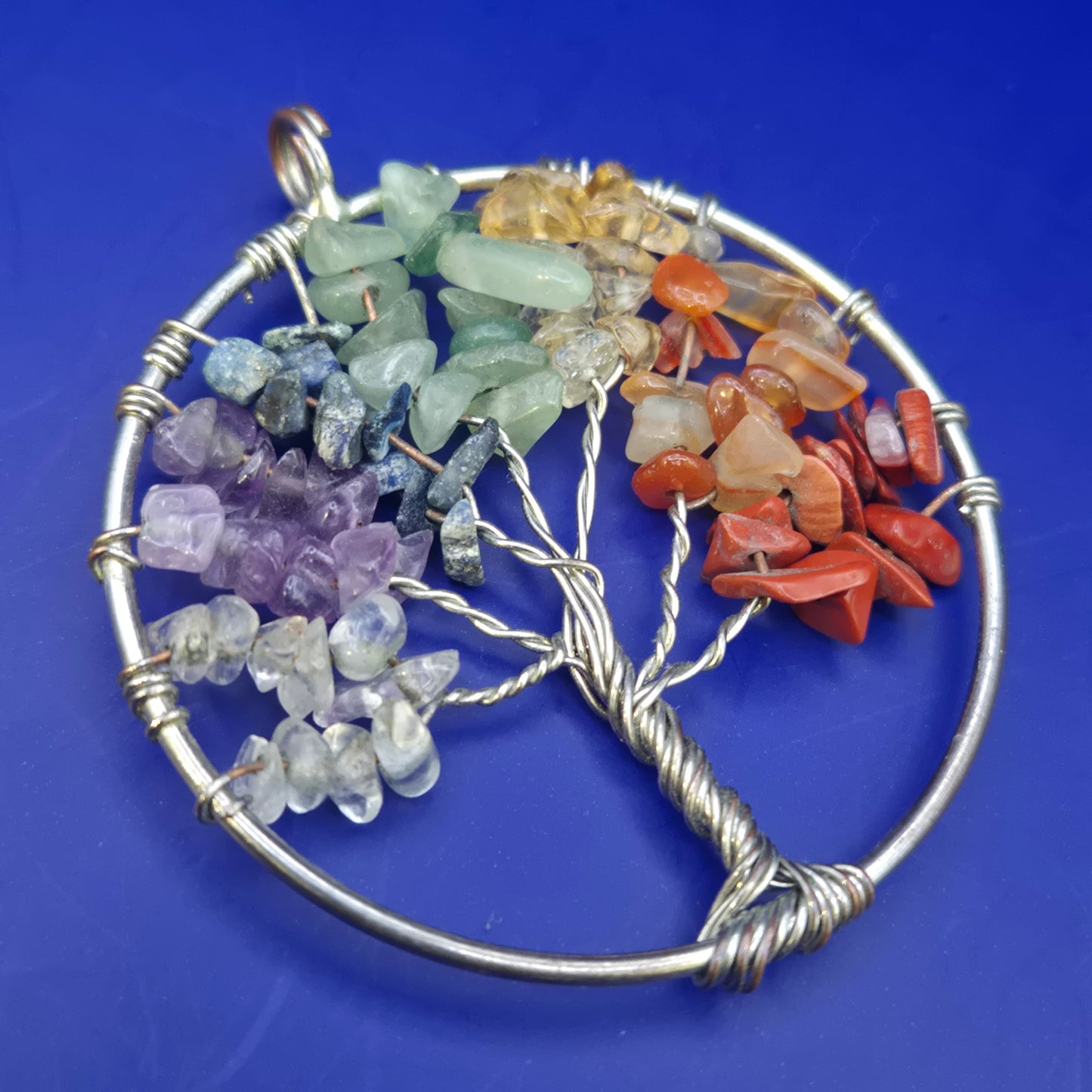 Lebensbaum Anhänger mit bunten Edelsteinen – Handgefertigter Schmuck