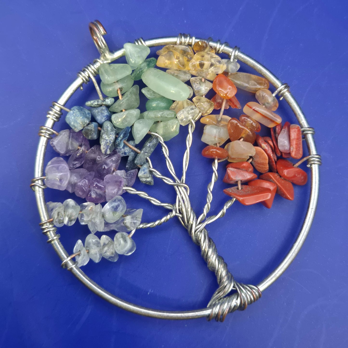 Lebensbaum Anhänger mit bunten Edelsteinen – Handgefertigter Schmuck