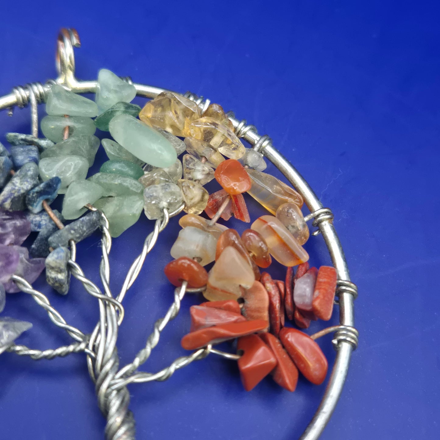 Lebensbaum Anhänger mit bunten Edelsteinen – Handgefertigter Schmuck