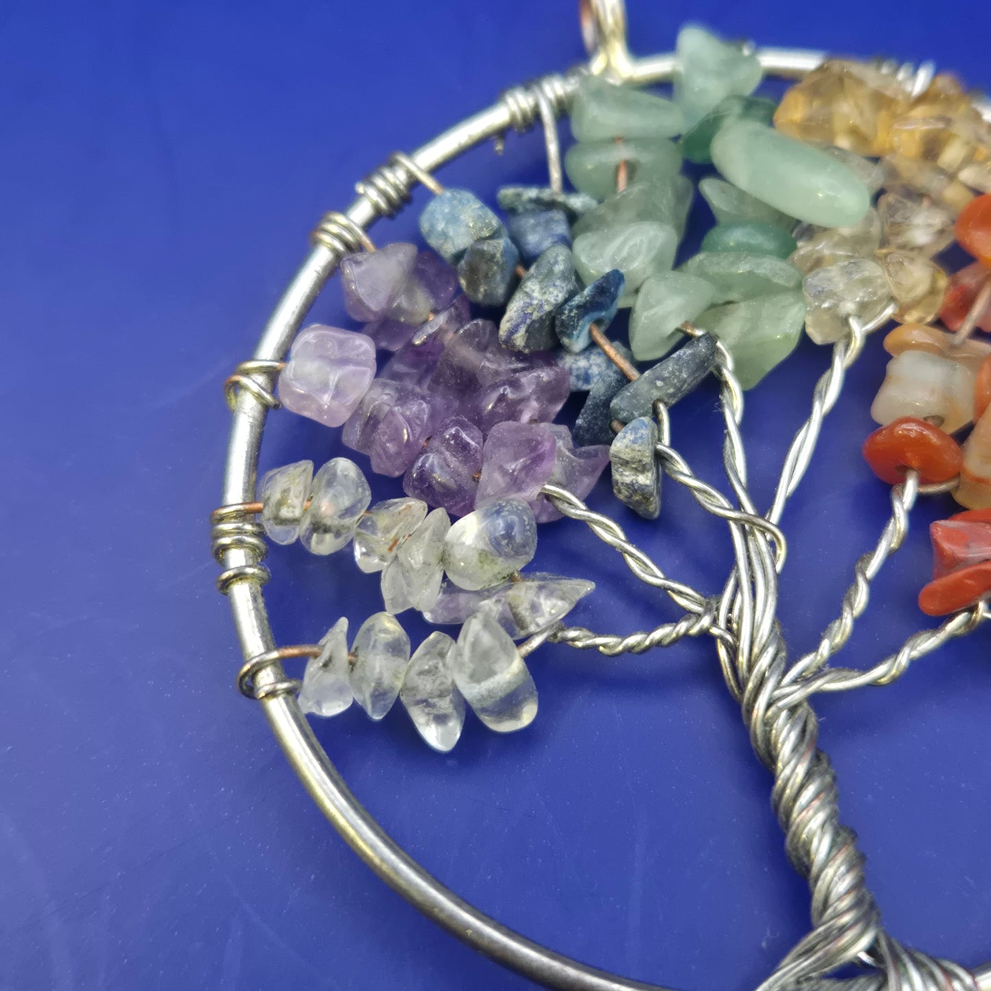 Lebensbaum Anhänger mit bunten Edelsteinen – Handgefertigter Schmuck